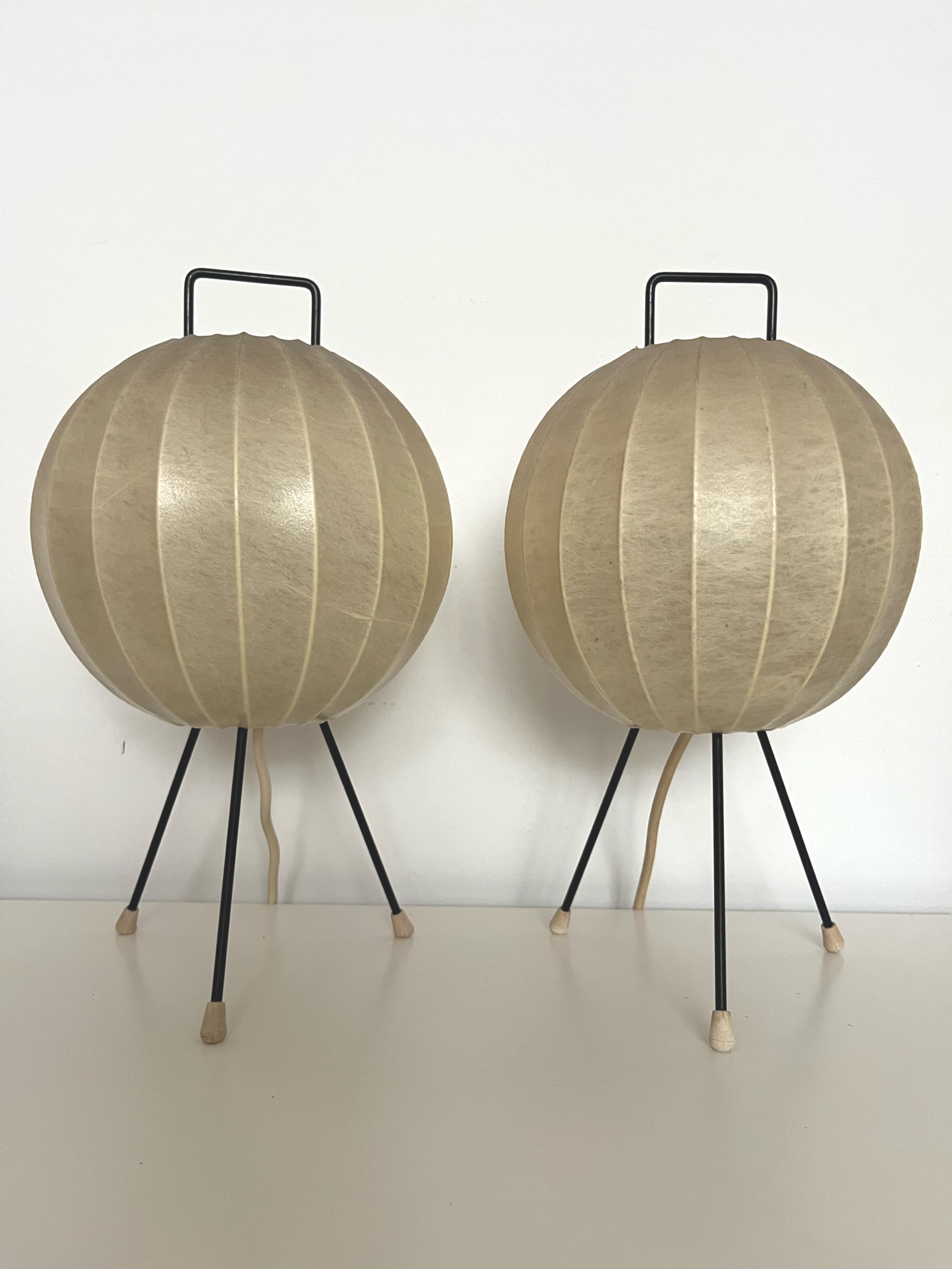 Preciosa y única Pareja de Lámparas de Mesa Trípode Alemanas 