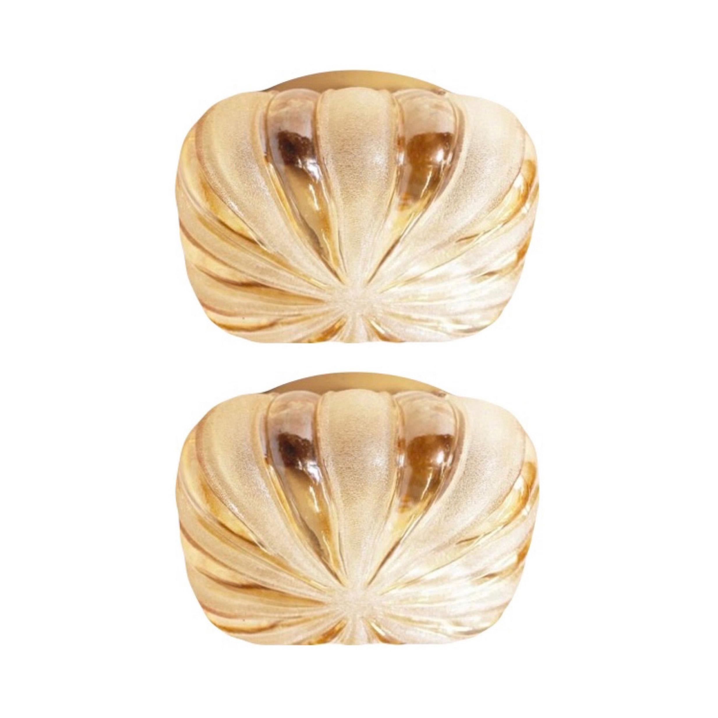 Preciosa y bonita Pareja de empotrables o apliques de cristal de Murano de WILA Leuchten. Estas luminarias se diseñaron y fabricaron durante la década de 1970 en Alemania. Modelo 794.
Cada empotrable está compuesto por una estructura metálica y una
