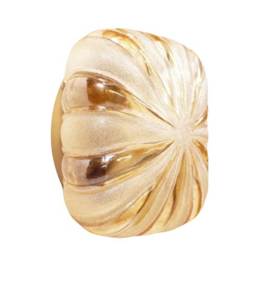 Preciosa y bonita Pareja de Apliques o Flush Mounts de cristal de Murano de WILA Leuchten. Estas luminarias se diseñaron y fabricaron durante la década de 1970 en Alemania. Modelo 794.
Cada aplique está compuesto por una estructura metálica y una