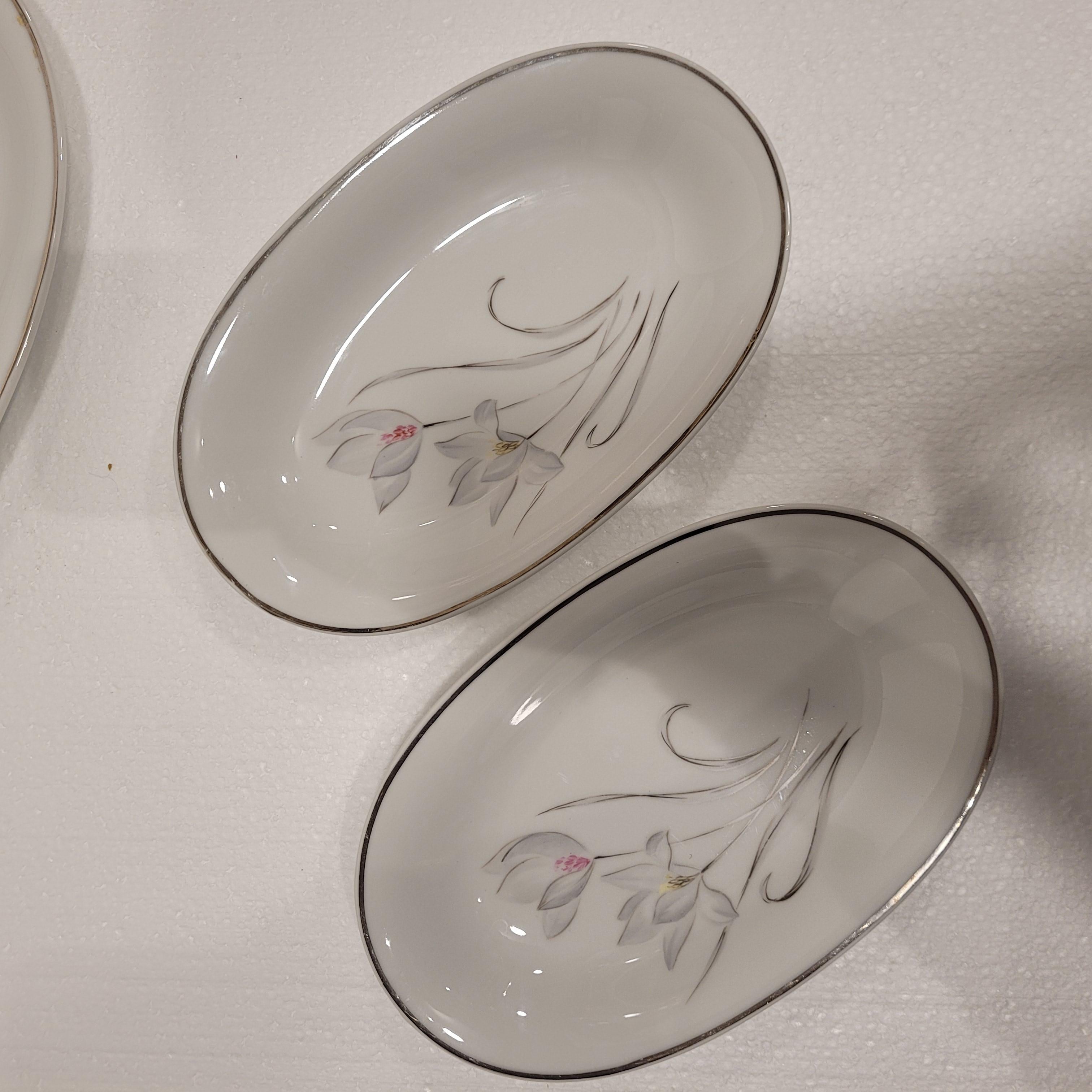 Vajilla de porcelana alemana de mediados de siglo, Flores, Eschenbach, 55 piezas en venta 11