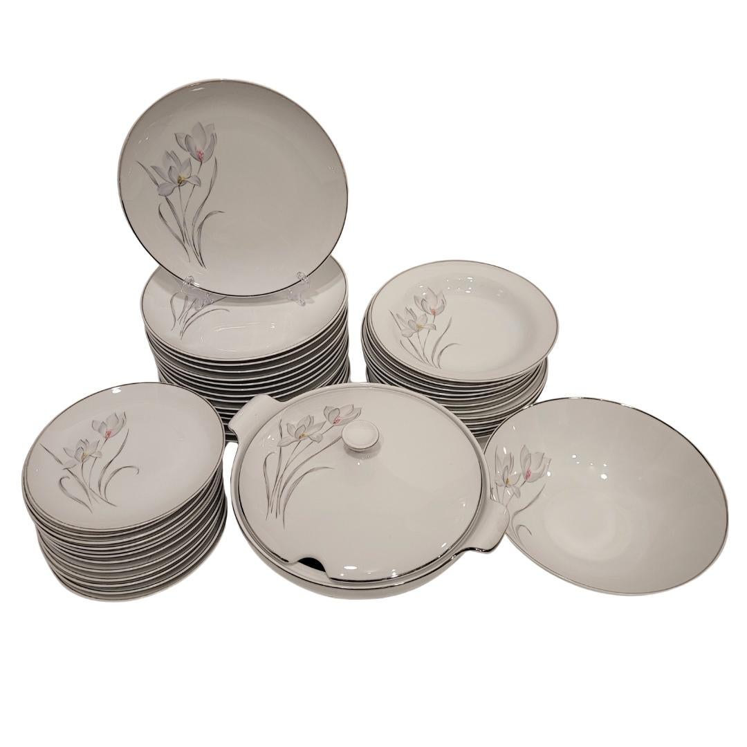 Vajilla de porcelana alemana de mediados de siglo, Flores, Eschenbach, 55 piezas Moderno de mediados de siglo en venta