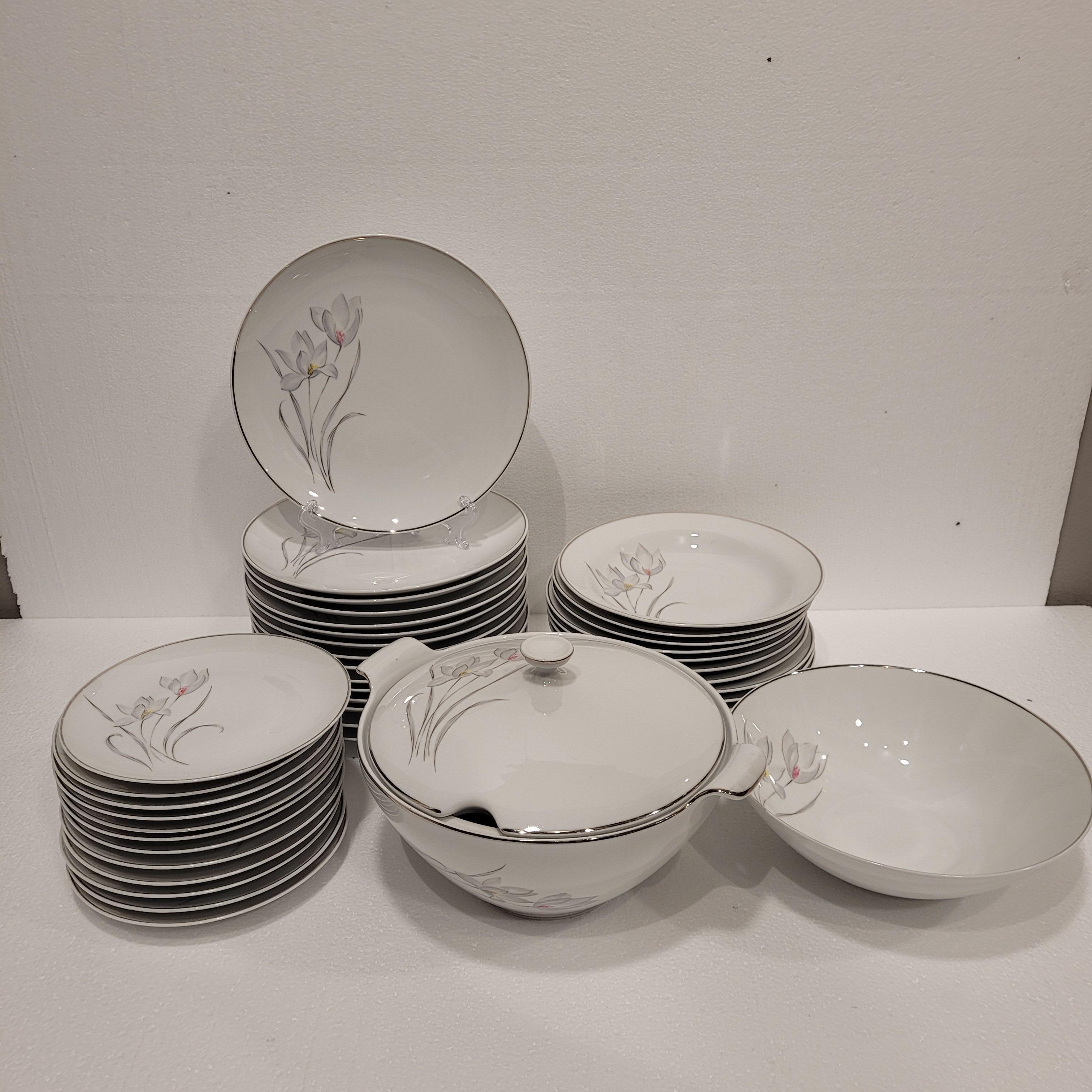 Vajilla de porcelana alemana de mediados de siglo, Flores, Eschenbach, 55 piezas Hecho a mano en venta