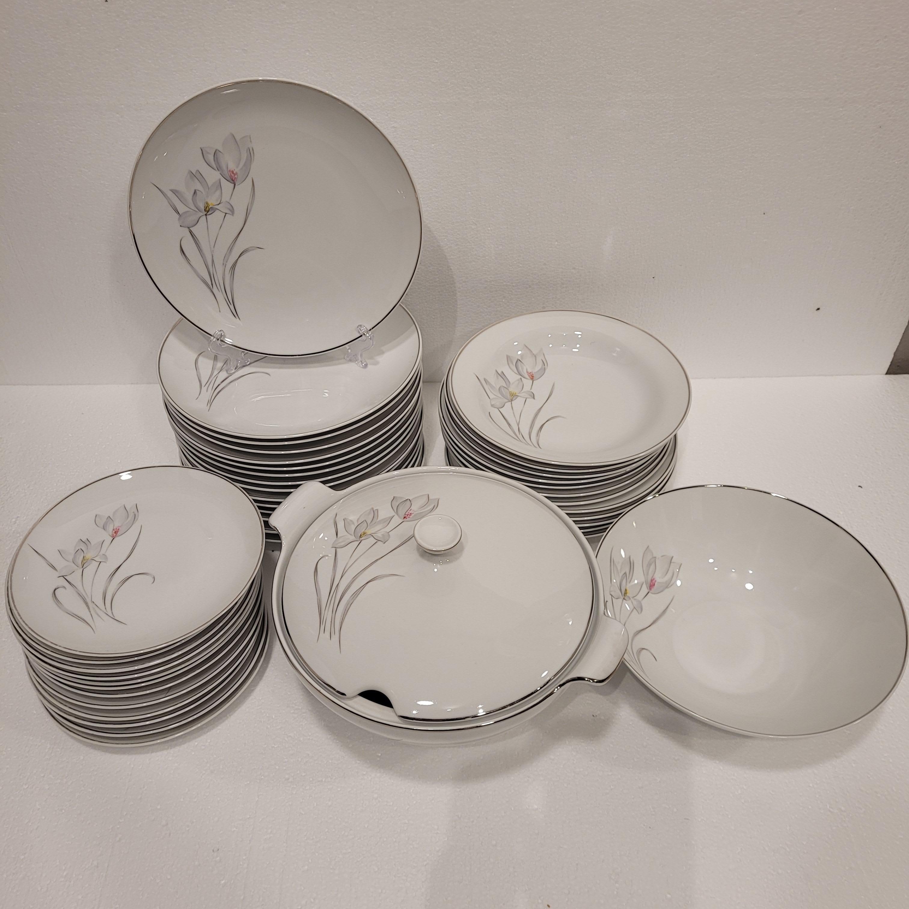 Vajilla de porcelana alemana de mediados de siglo, Flores, Eschenbach, 55 piezas en Bueno estado para la venta en Valladolid, ES