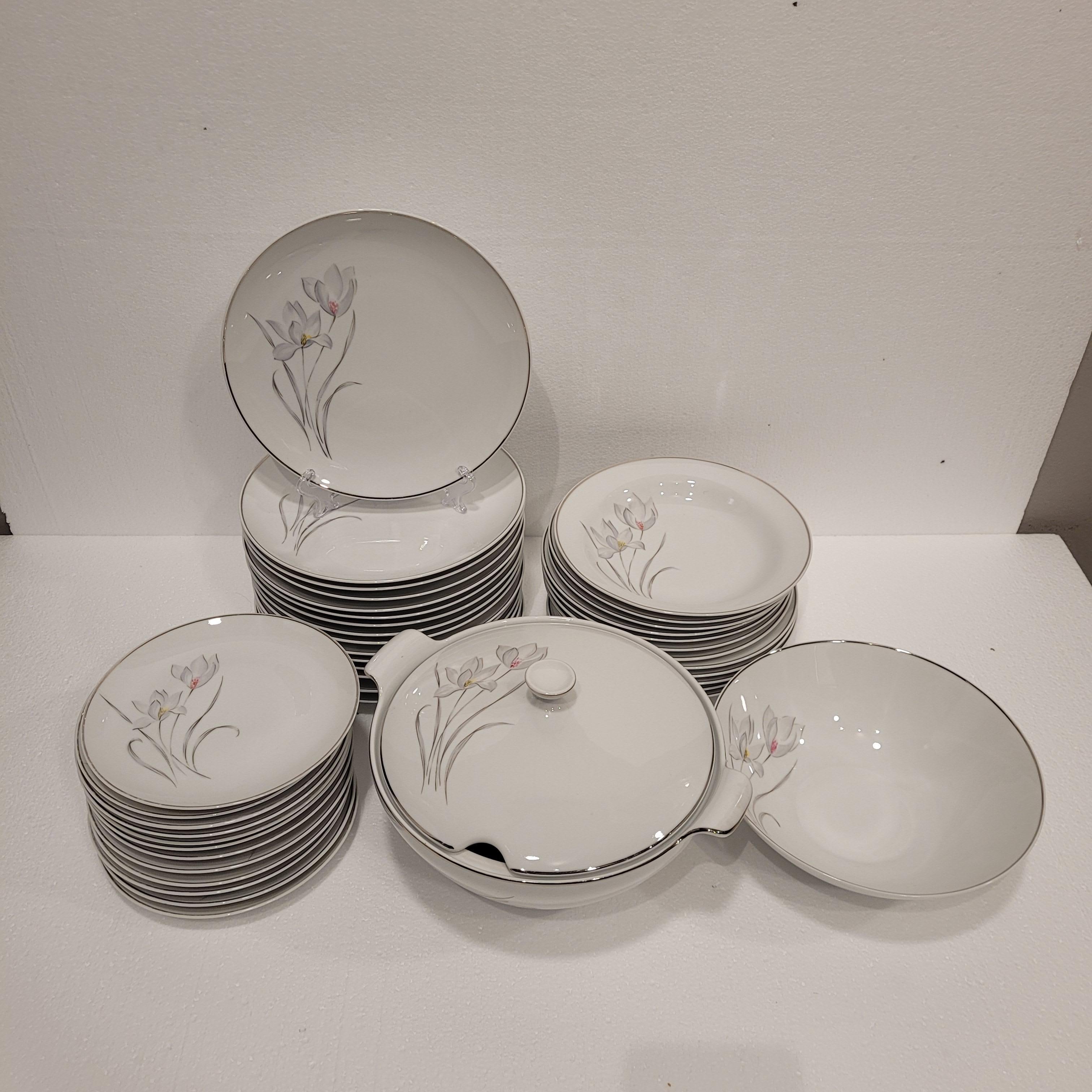 Vajilla de porcelana alemana de mediados de siglo, Flores, Eschenbach, 55 piezas mediados del siglo XX en venta