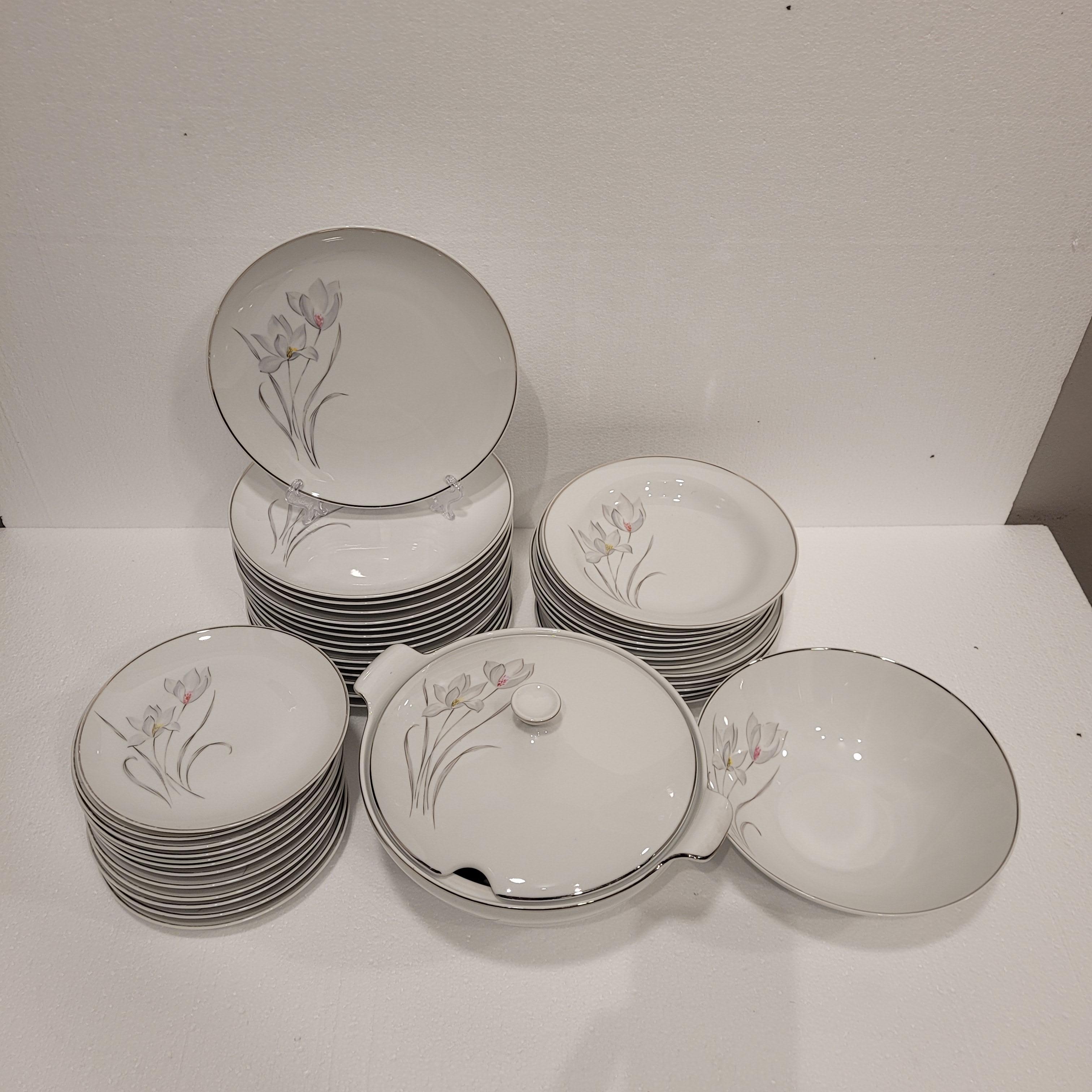 Vajilla de porcelana alemana de mediados de siglo, Flores, Eschenbach, 55 piezas Porcelana en venta