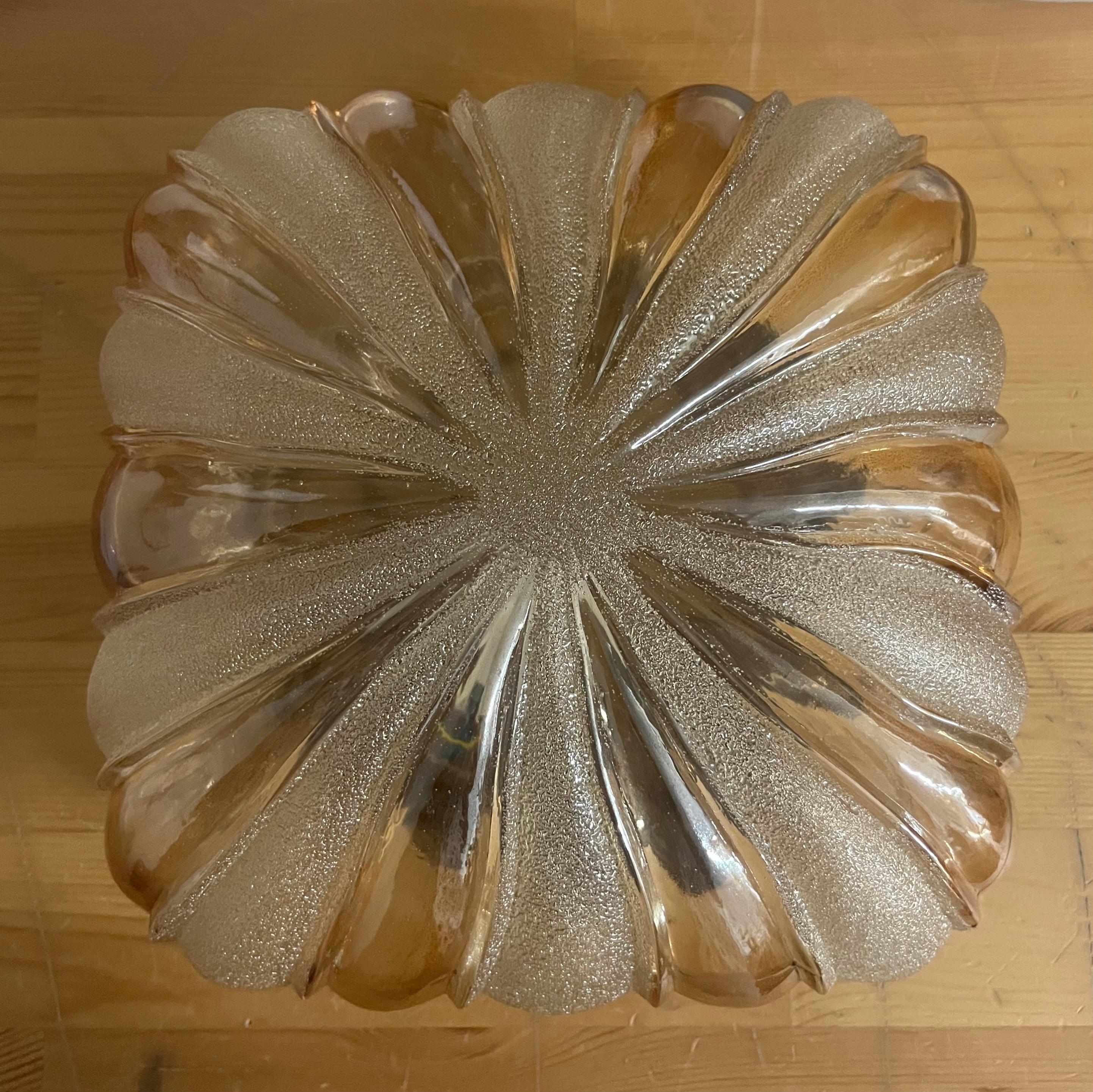 Schönes und hübsches Set von vier Murano Glashalterungen von WILA Leuchten. Diese Armaturen wurden in den 1970er Jahren in Deutschland entworfen und hergestellt. Modell 794.
Jede Flush Mount besteht aus einer Metallstruktur und einem Stück Glas.