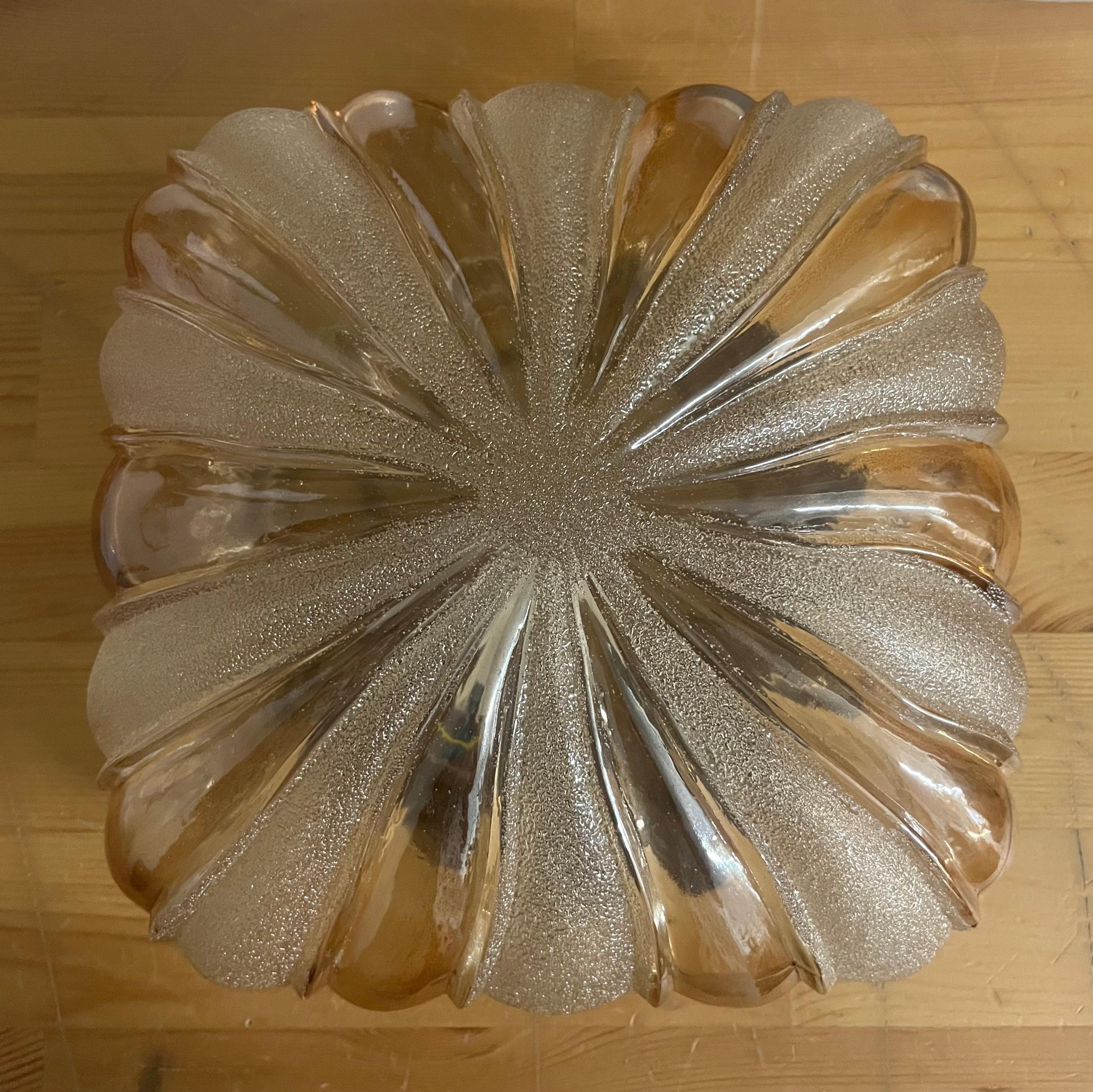 Hermoso y bonito Juego de cuatro apliques de cristal de Murano de WILA Leuchten. Estas luminarias se diseñaron y fabricaron durante la década de 1970 en Alemania. Modelo 794.
Cada aplique está compuesto por una estructura metálica y una pieza de