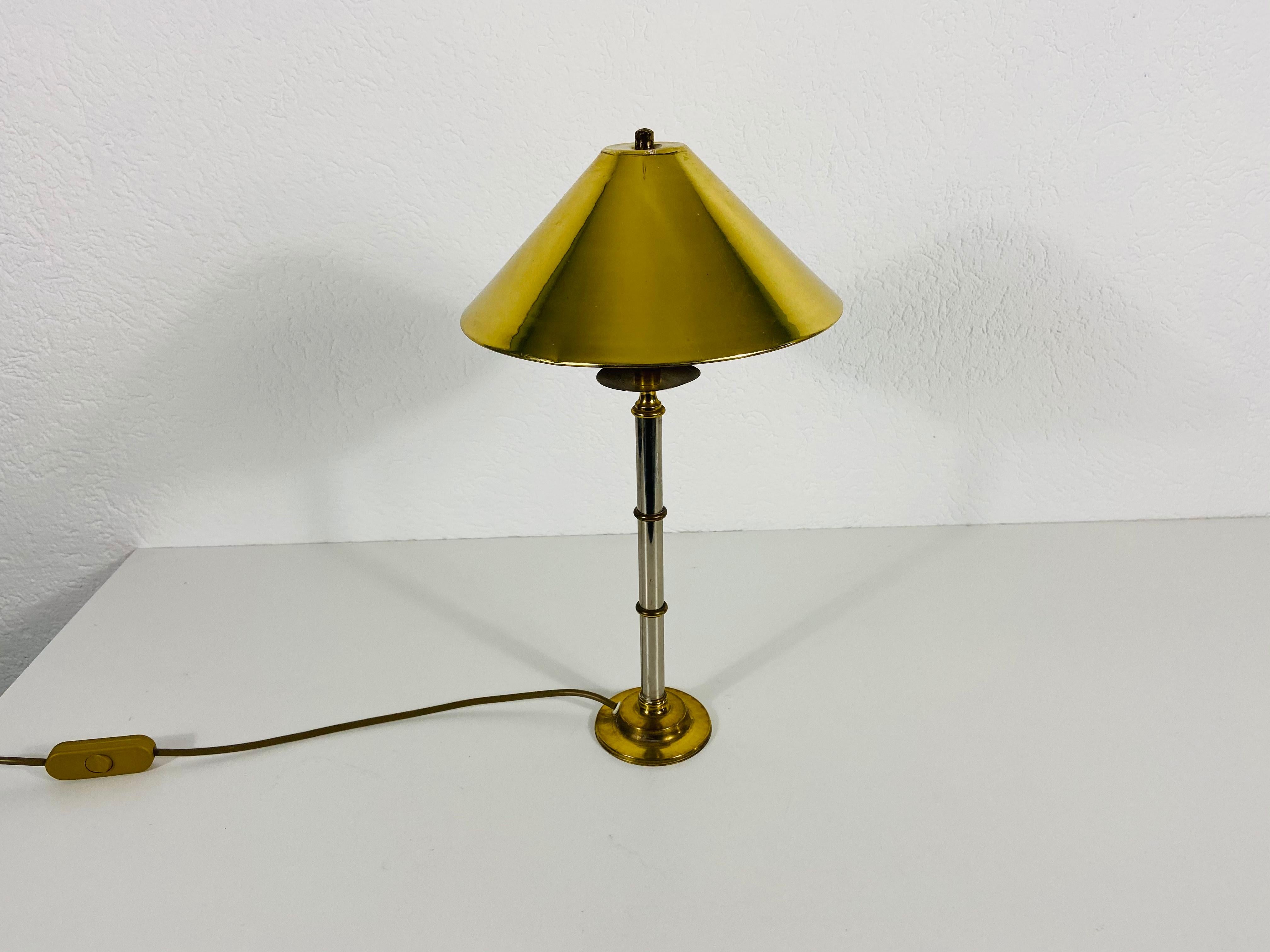 Una lámpara de mesa alemana fabricada en la década de 1960. Hecho de latón macizo. 

La luz requiere una bombilla E27. Buen estado vintage.

Envío gratuito a todo el mundo.