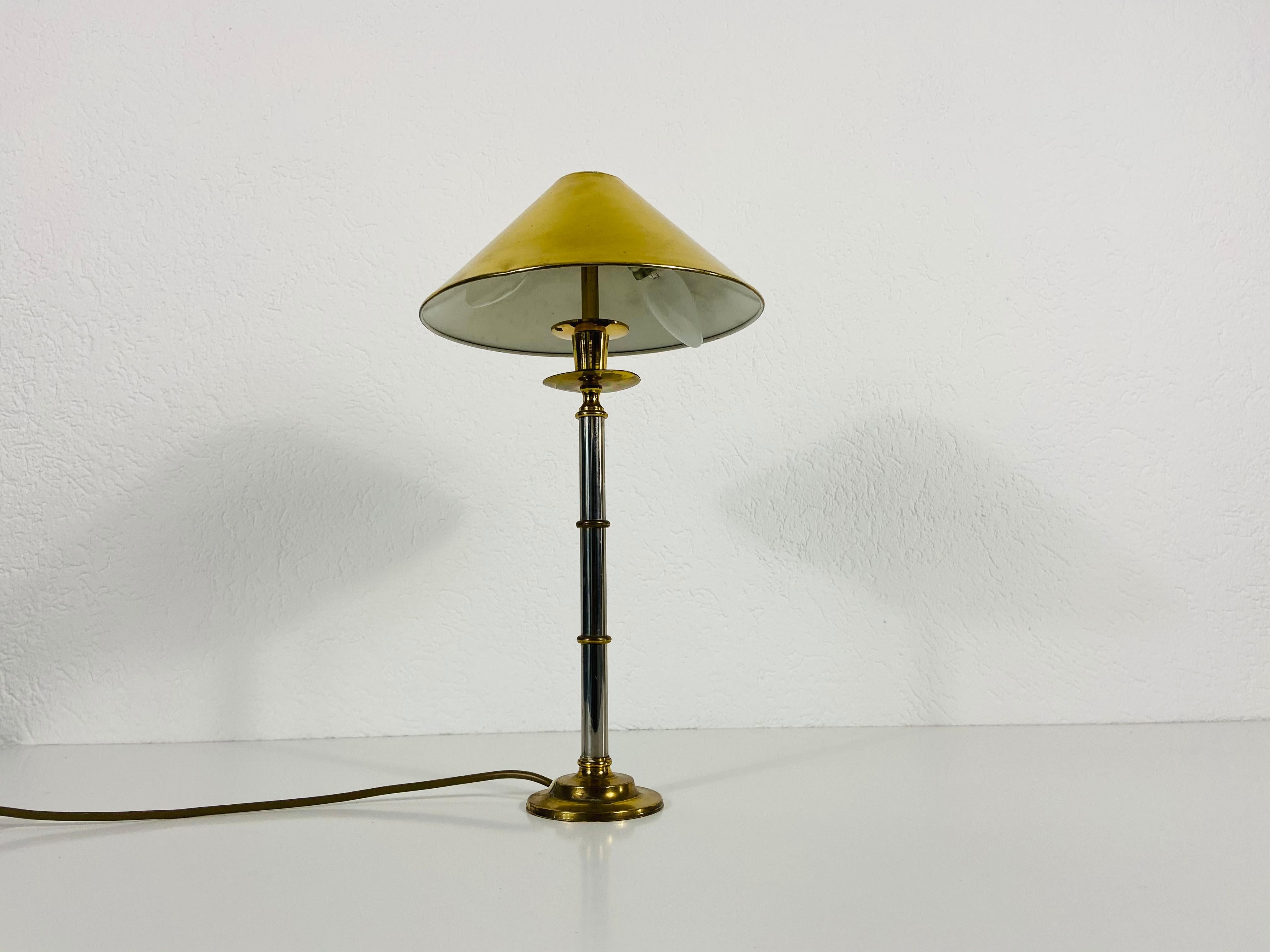 German Midcentury Solid Brass Table Lamp by Vereinigte Werkstätte, 1960s In Good Condition For Sale In Hagenbach, DE