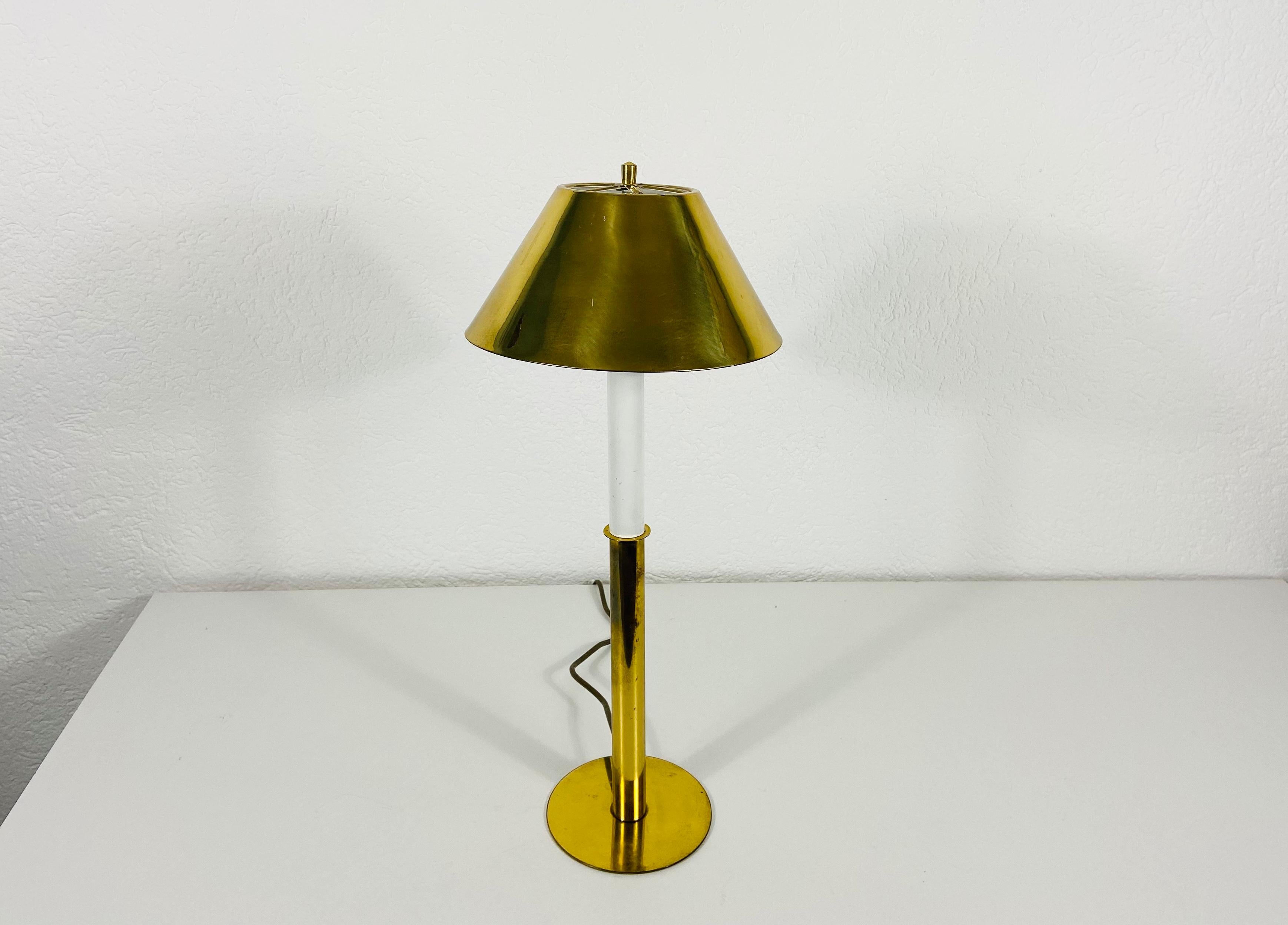 German Midcentury Solid Brass Table Lamp by Vereinigte Werkstätte, 1960s In Good Condition For Sale In Hagenbach, DE