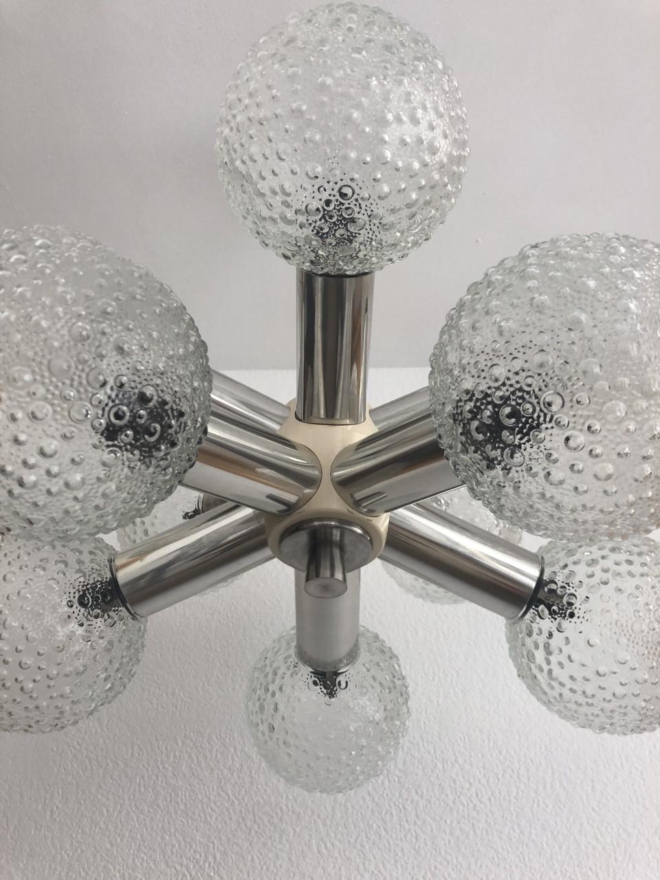 Marvelous and stunning German midcentury Sputnik chandelier. This chandelier was designed and manufactured during the 1970s in Germany.
This chandelier is composed by 10 units of clear glass balls and metal structure.
This chandelier is equipped