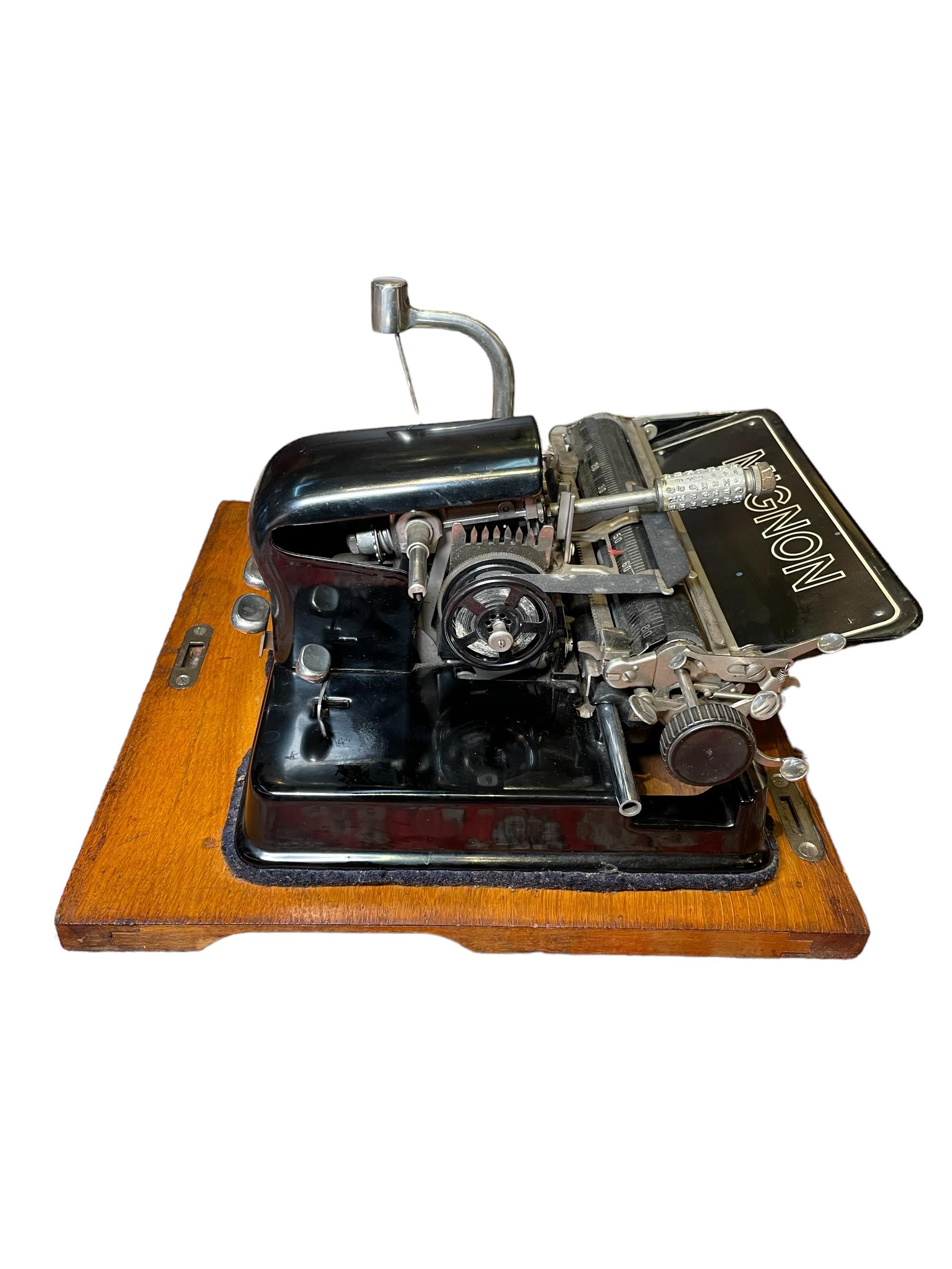 Machine à écrire portable allemande Mignon en vente 3
