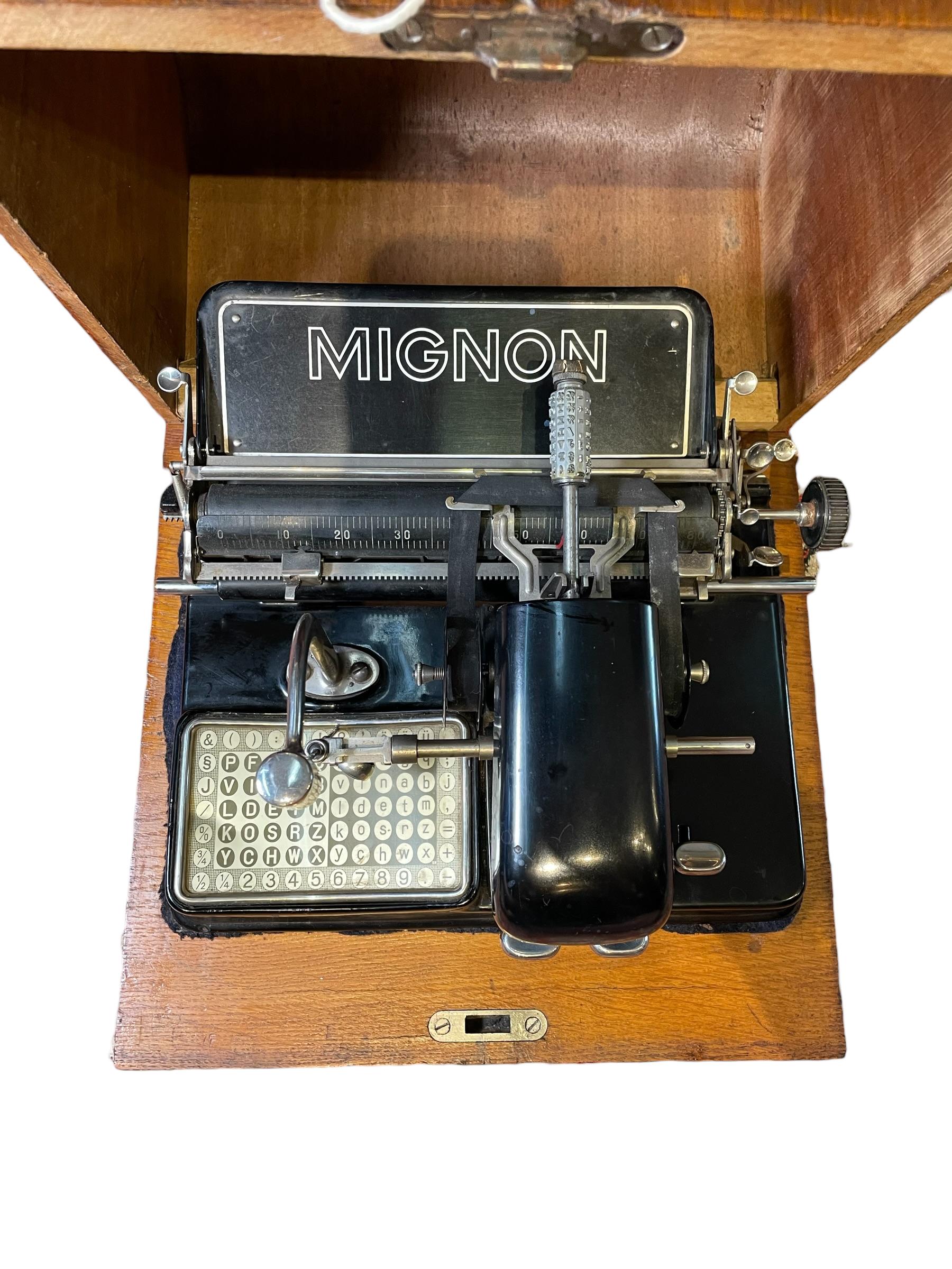 Machine à écrire portable allemande Mignon en vente 4