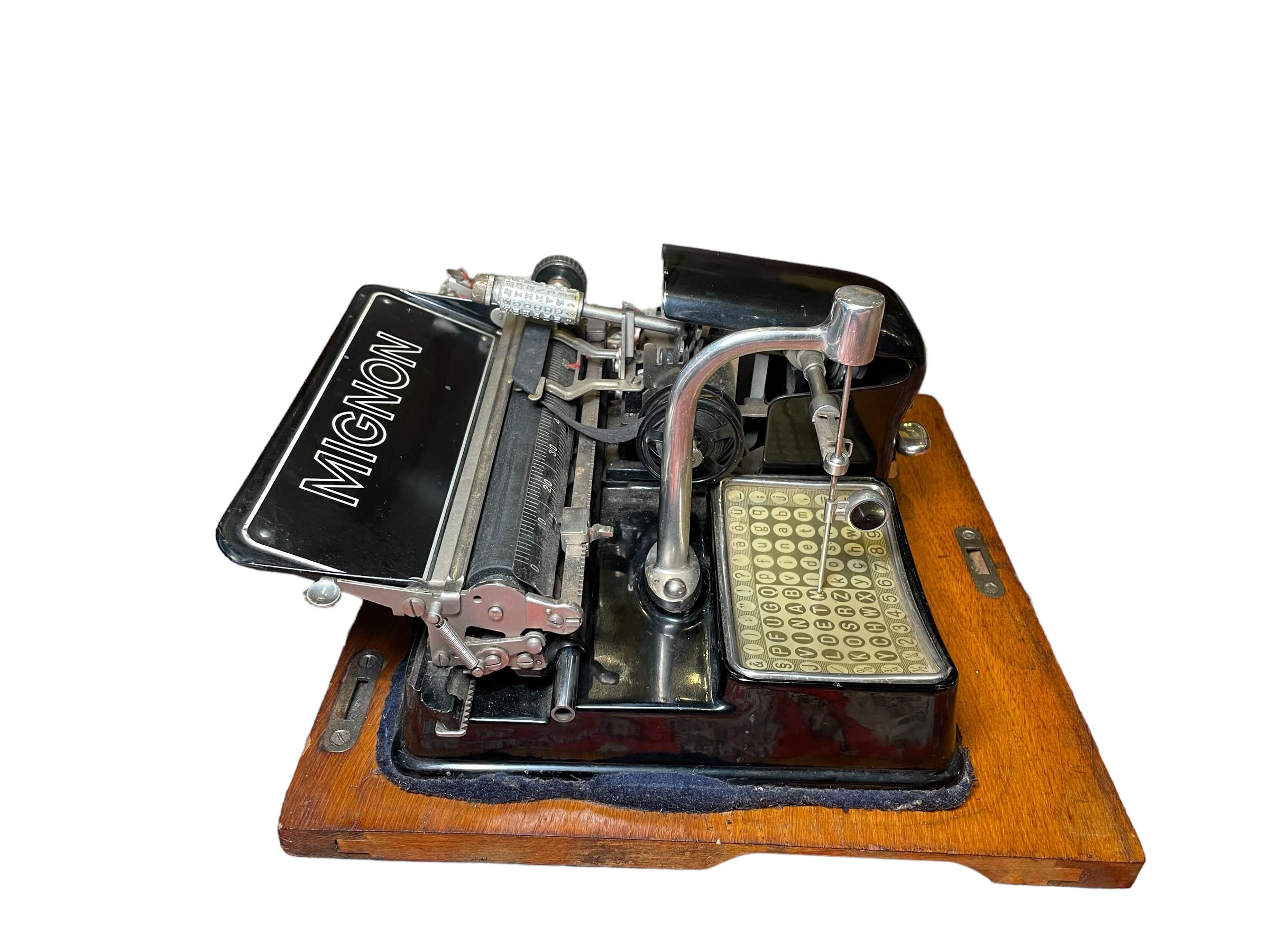 Machine à écrire portable allemande Mignon en vente 7