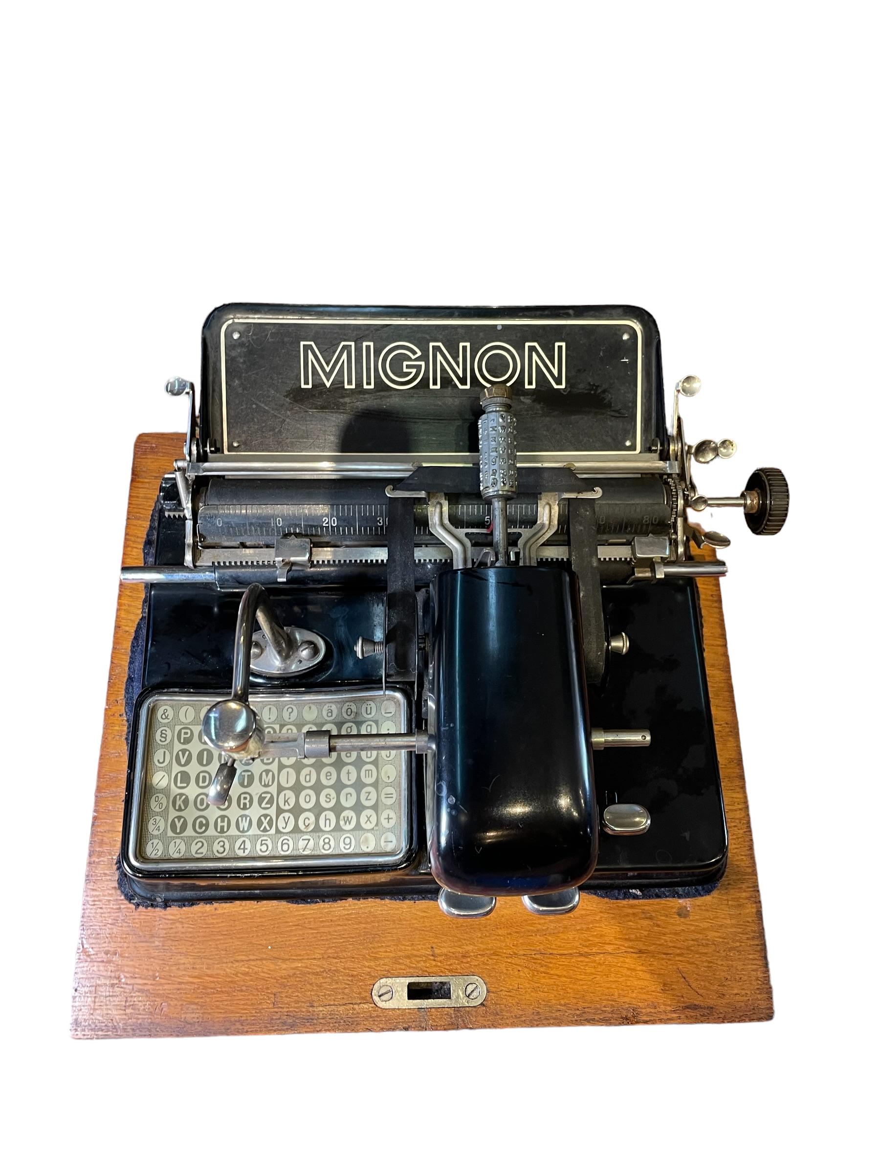 Machine à écrire portable allemande Mignon en vente 8