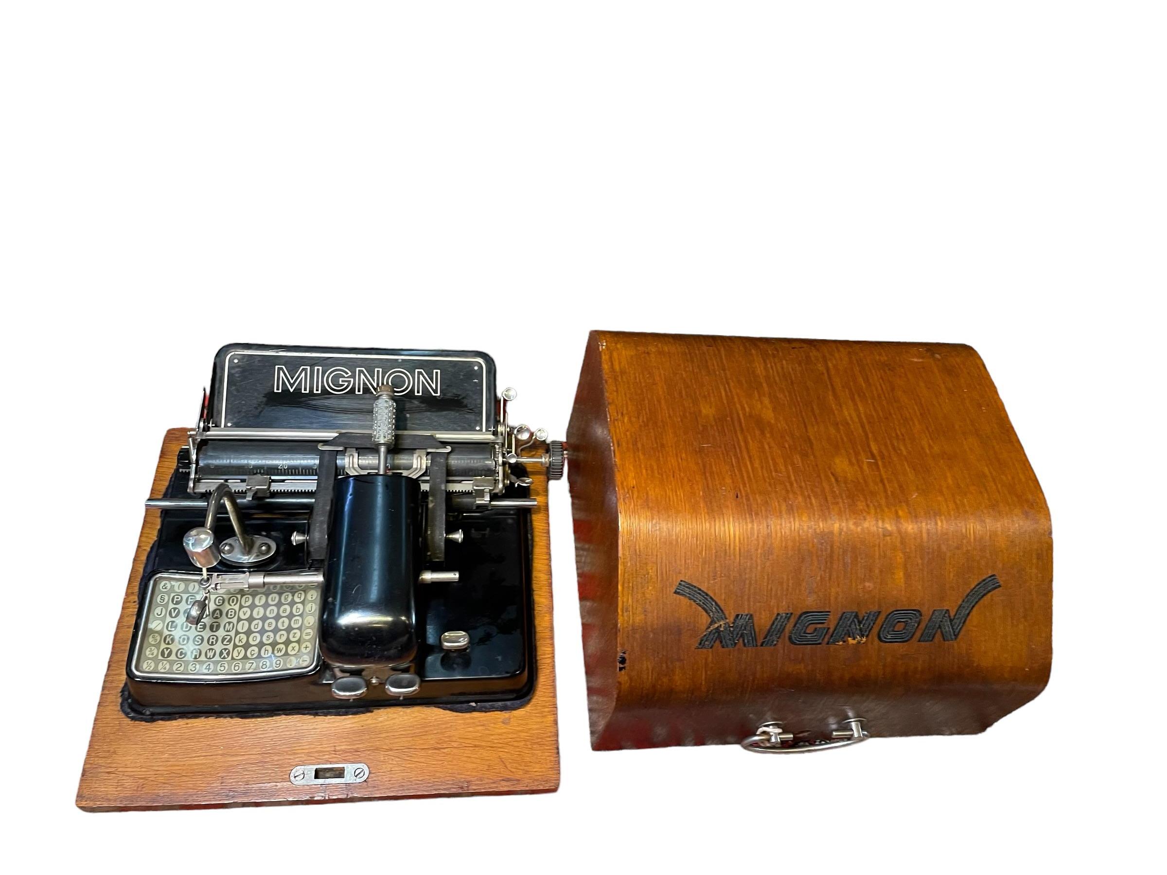 20ième siècle Machine à écrire portable allemande Mignon en vente