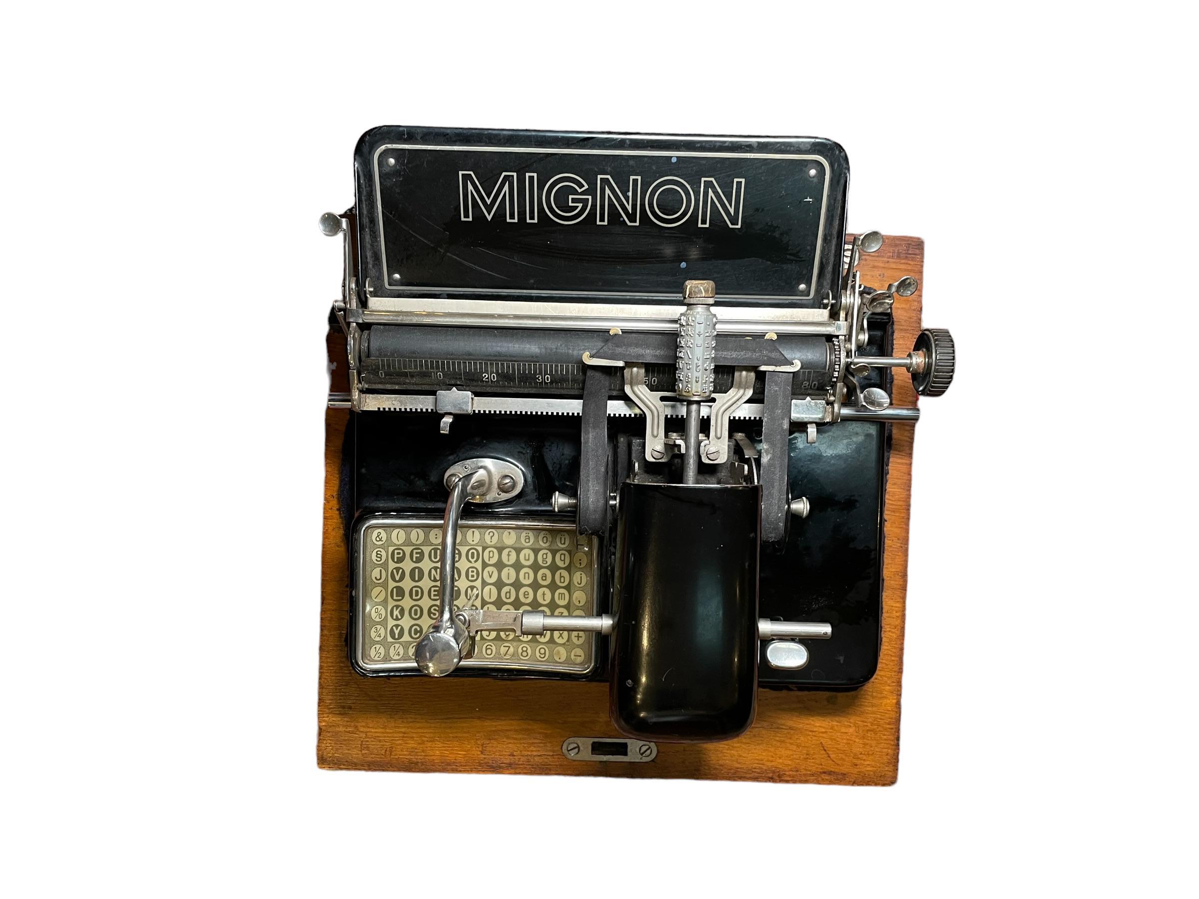 Machine à écrire portable allemande Mignon en vente 1