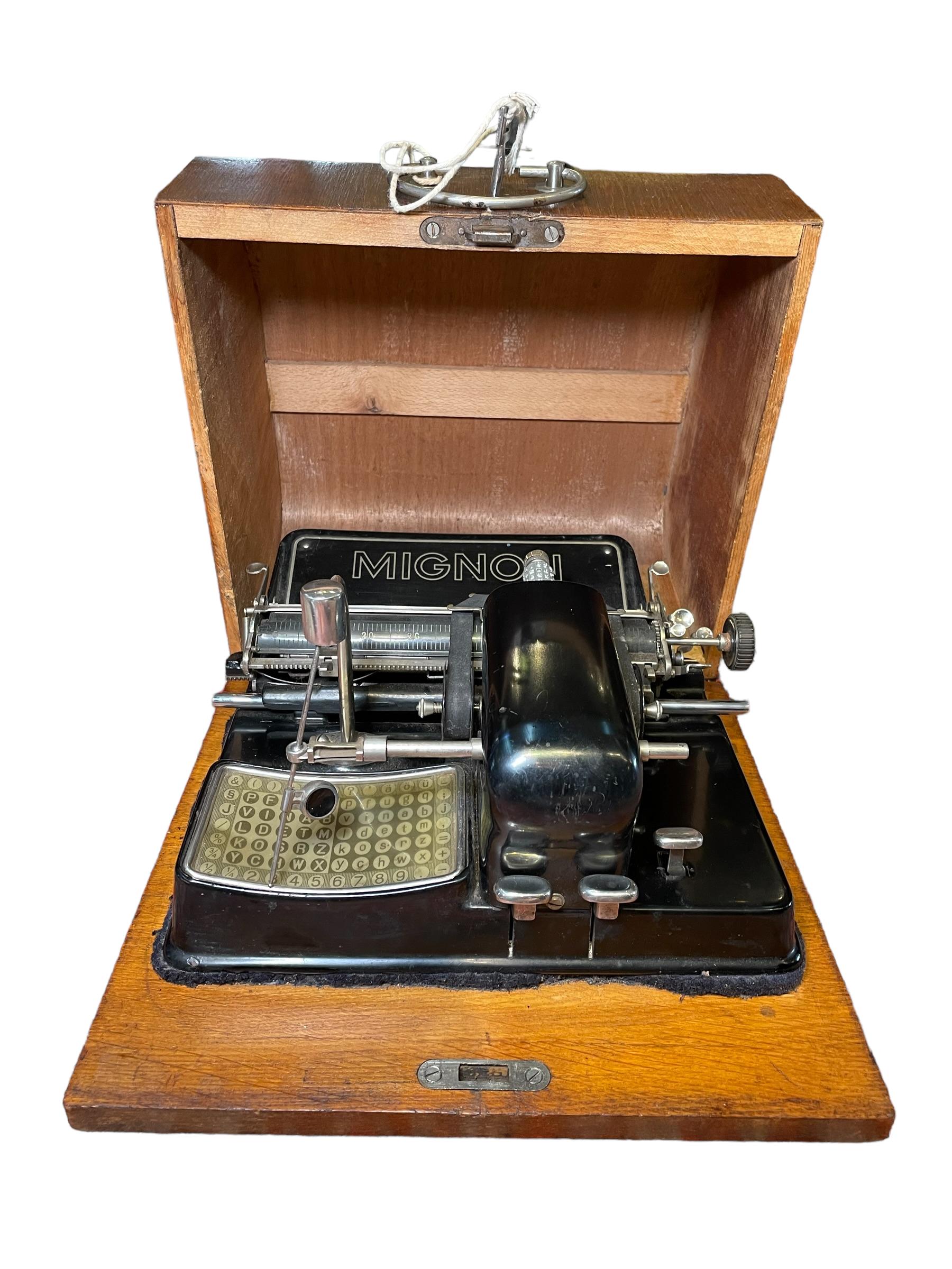 Machine à écrire portable allemande Mignon en vente 2
