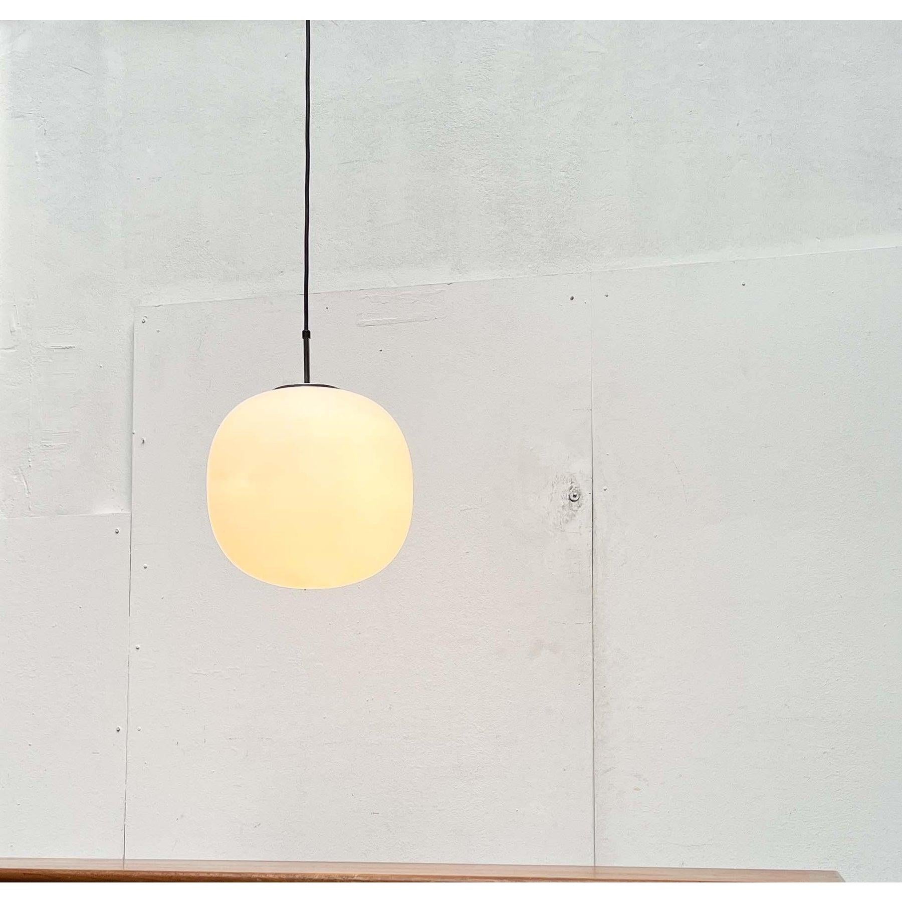 Lampe suspendue minimaliste allemande en verre Ball and Ball de Glashütte Limburg, années 1970 en vente 5