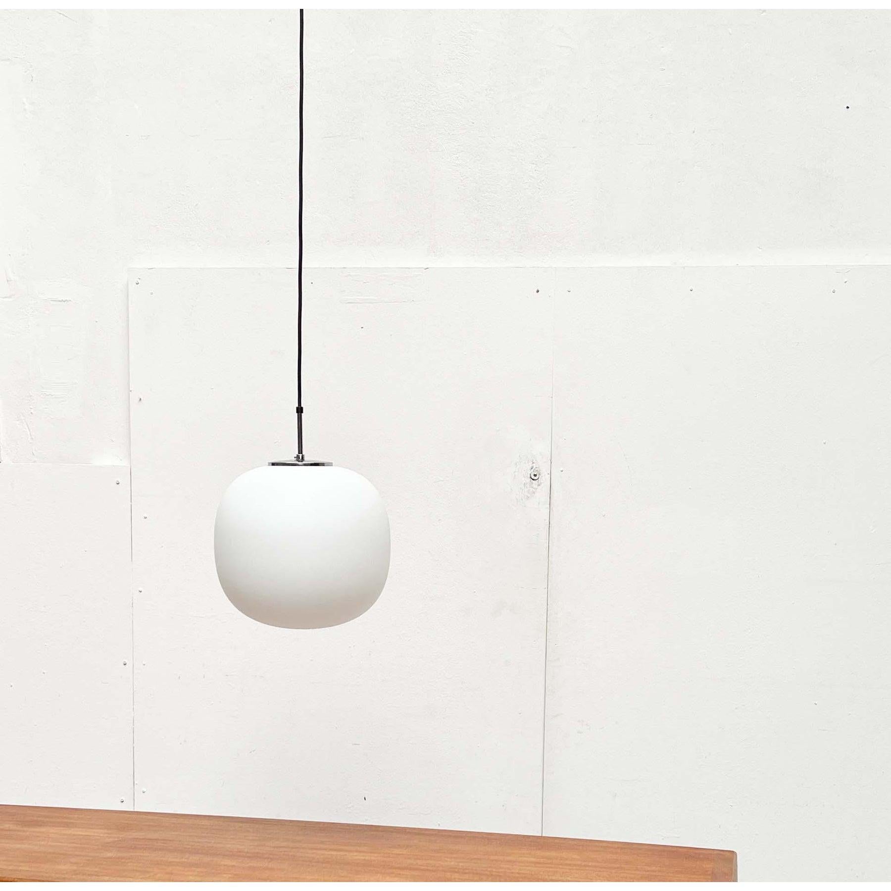 Lampe suspendue minimaliste allemande en verre Ball and Ball de Glashütte Limburg, années 1970 en vente 11