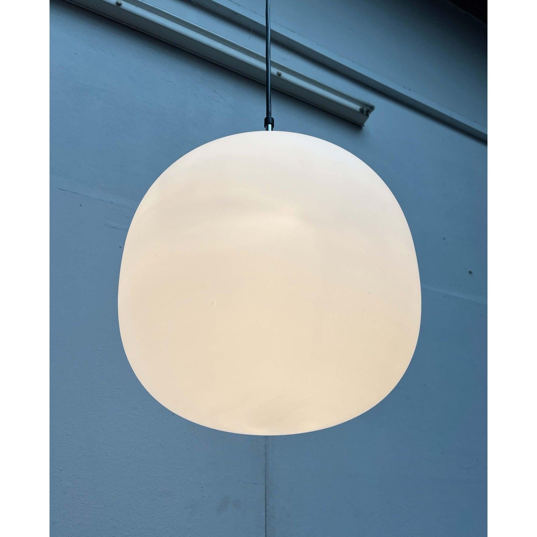 Lampe suspendue minimaliste en forme de boule en verre du célèbre fabricant glashütte limburg.
la boule de diffusion est fabriquée en verre opale soufflé à la main avec une finition satinée. Le verre n'est pas complètement rond, mais a plutôt la