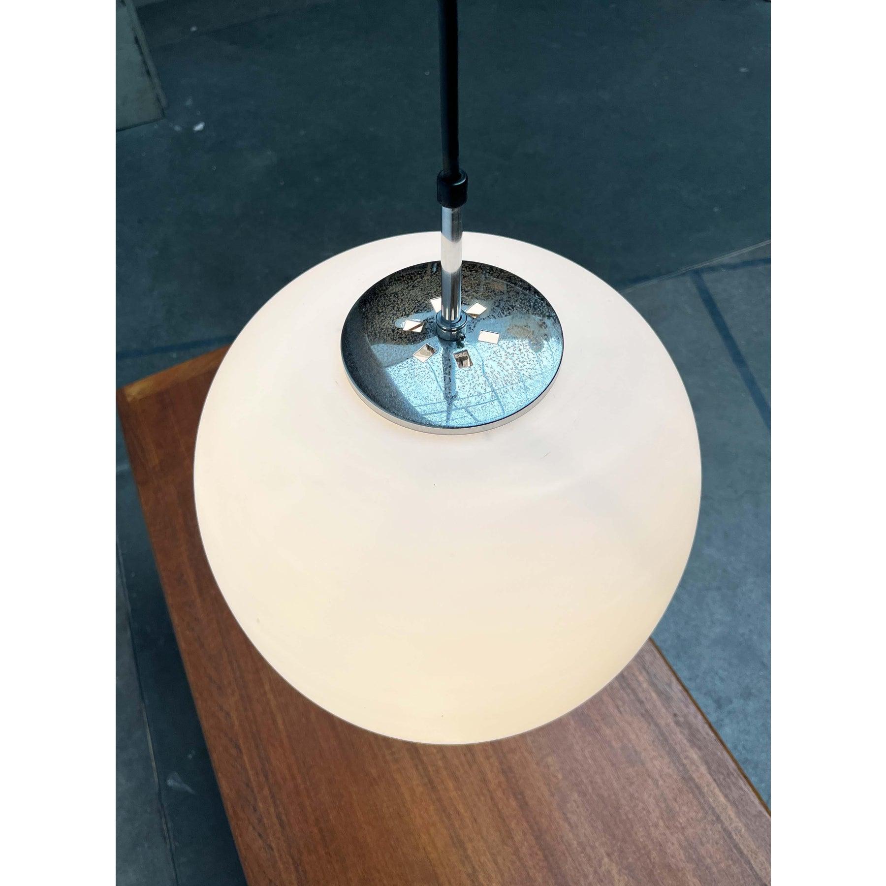Minimaliste Lampe suspendue minimaliste allemande en verre Ball and Ball de Glashütte Limburg, années 1970 en vente