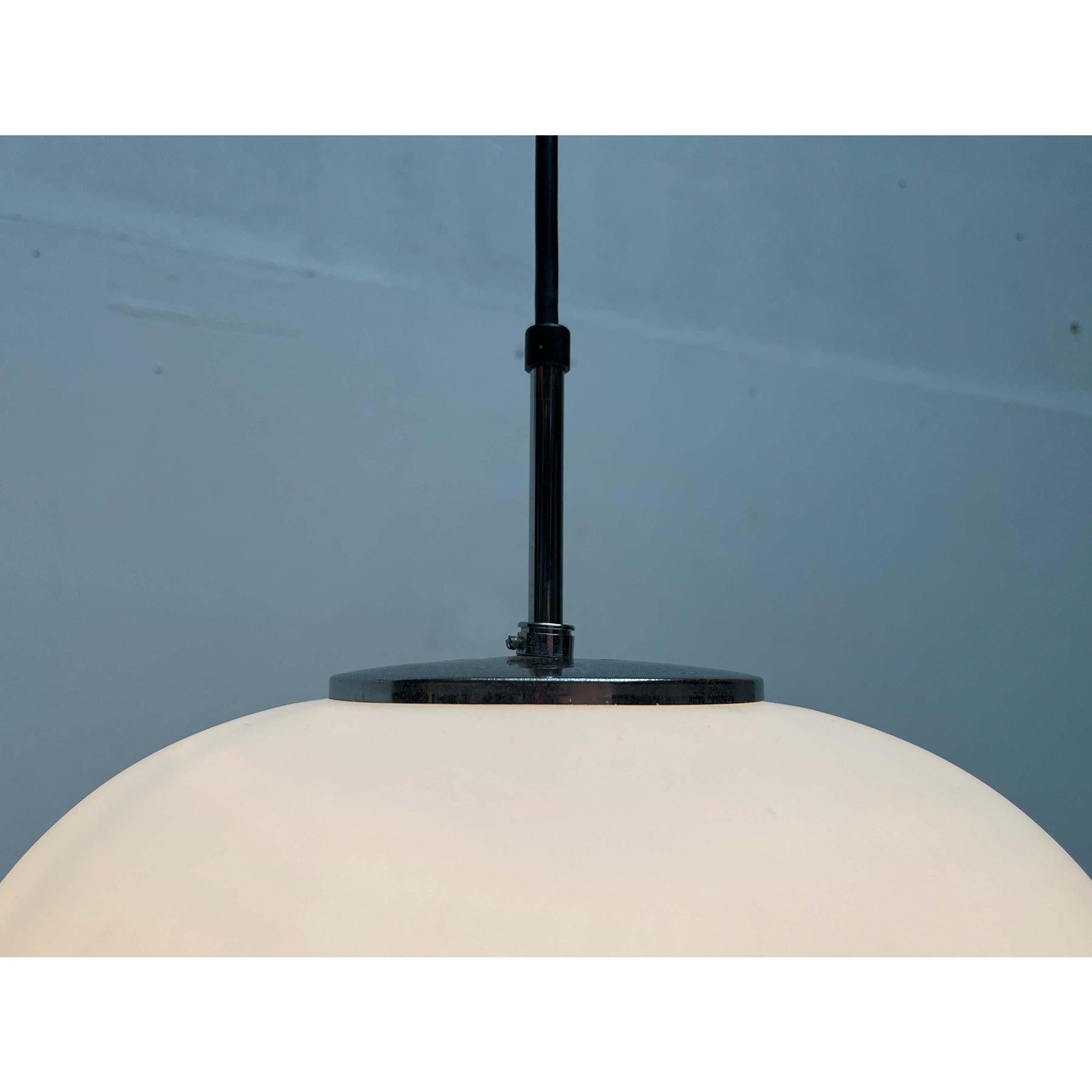 Allemand Lampe suspendue minimaliste allemande en verre Ball and Ball de Glashütte Limburg, années 1970 en vente