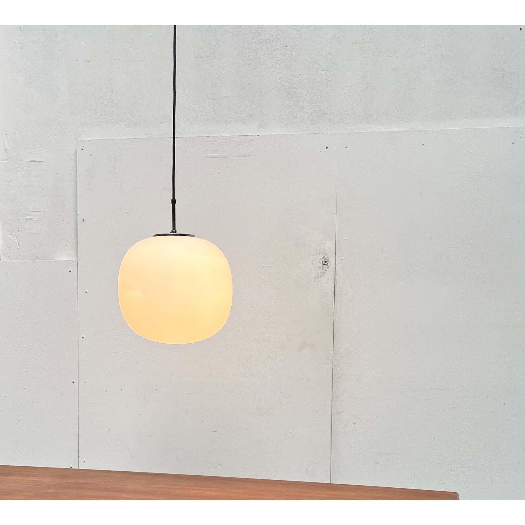 Lampe suspendue minimaliste allemande en verre Ball and Ball de Glashütte Limburg, années 1970 Bon état - En vente à Hamburg, DE