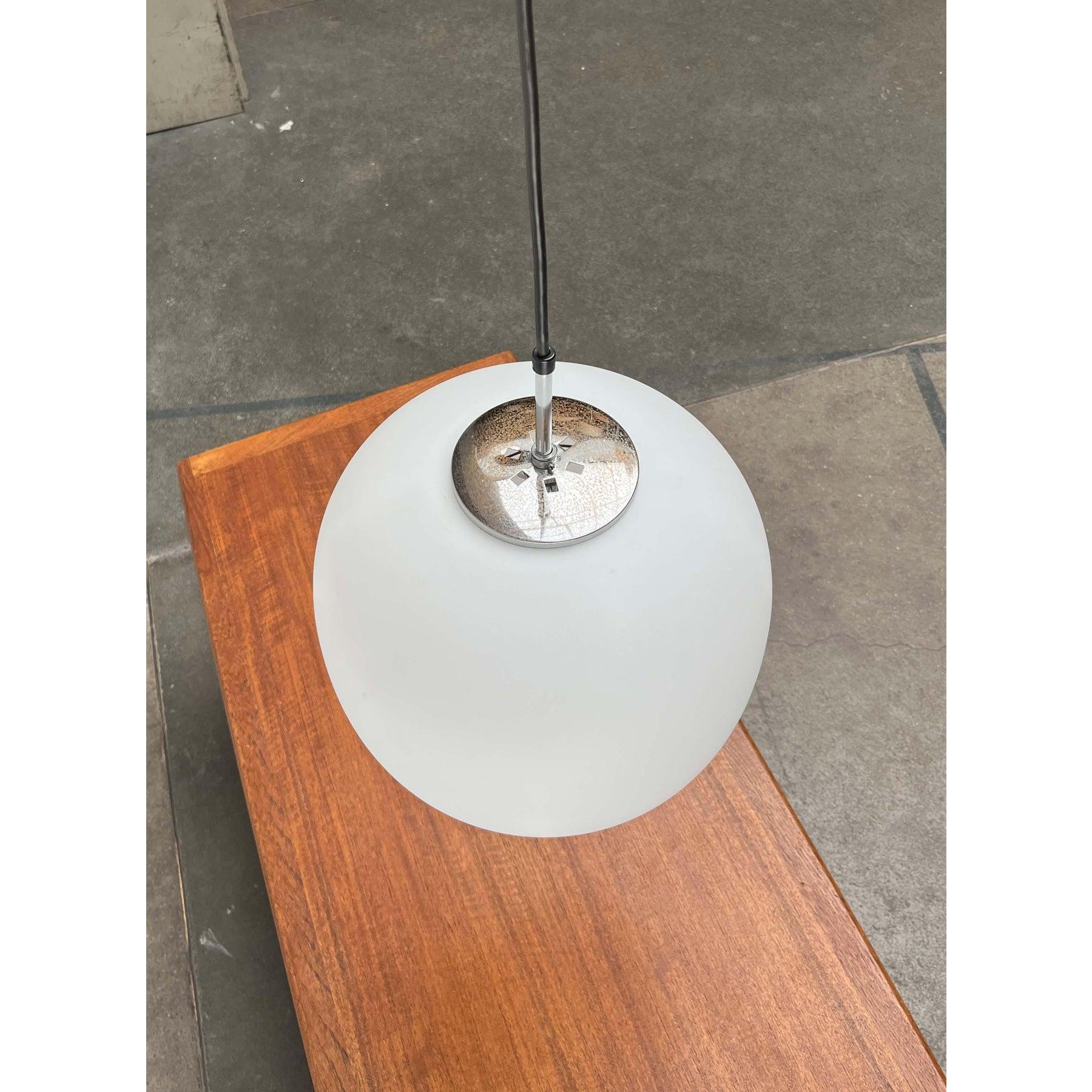 20ième siècle Lampe suspendue minimaliste allemande en verre Ball and Ball de Glashütte Limburg, années 1970 en vente