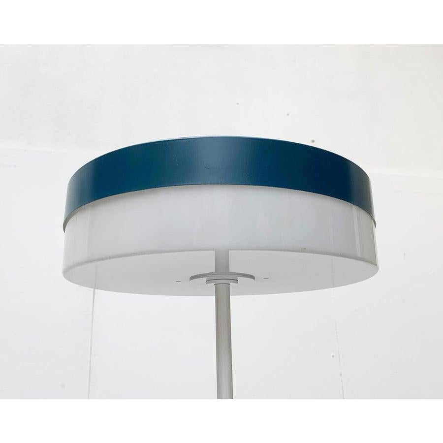 Minimalist floor lamp from Bega.

A no-nonsense design in a minimalist design language. The head of the lamp shows the shape of a flat cylinder and is divided into two parts. The diffuser made of translucent plastic on the bottom of the lamp head is