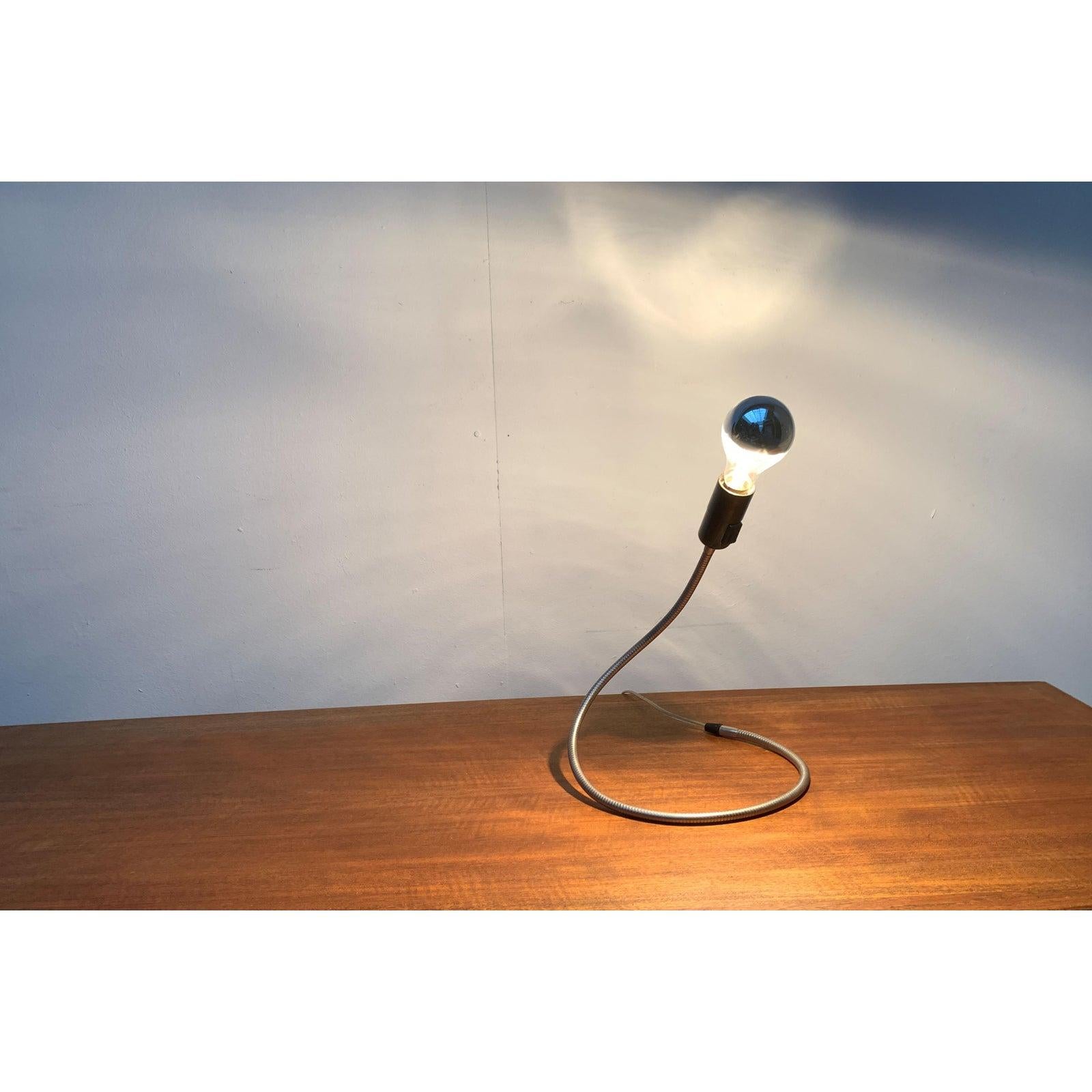 Lámpara de sobremesa minimalista alemana Lightworm de Walter Schnepel, principios de la década de 2000 siglo XX en venta