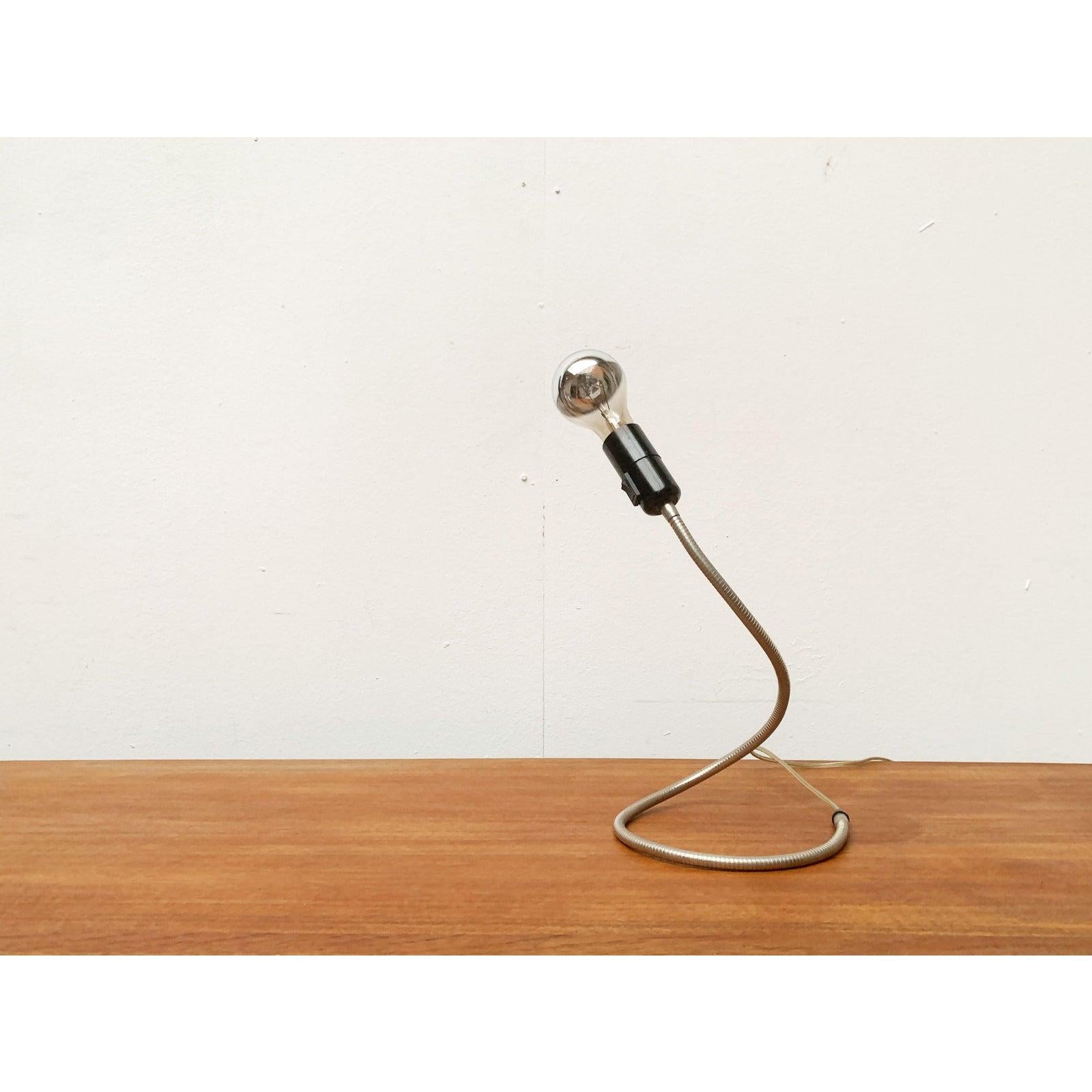 Lámpara de sobremesa minimalista alemana Lightworm de Walter Schnepel, principios de la década de 2000 en venta 1
