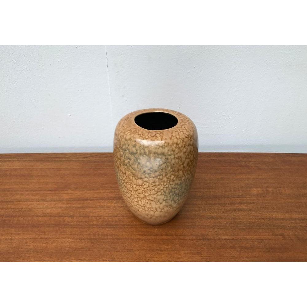 German Minimalist Vase from Dümler & Breiden, 1960s, in Very Good conditions. Designed 1960 to 1969 This piece has an attribution mark.

Additional information:
Materials: Ceramic
Color: Beige
Styles: Mid-Century Modern, Minimalist
Country of