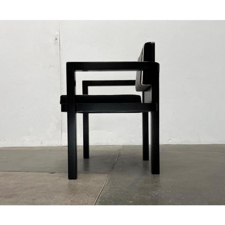 Chaises à accoudoirs D51 fagus du célèbre fabricant Tecta, basées sur un design de Walter Gropius datant des années 1920. Ici dans la version rare avec une sellerie rayée noire et blanche à motif Bauhaus.

ce dessin a été créé pour le vestibule de