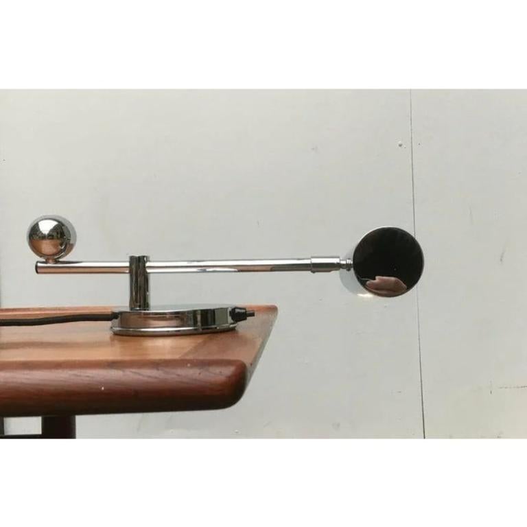 Lampe de table intemporelle du fabricant allemand tecnologies d'après un design créé aux Pays-Bas vers 1928.

Un design fonctionnel qui puise son élégance dans le langage réduit du mouvement néerlandais de stijl. Les formes de base telles que les