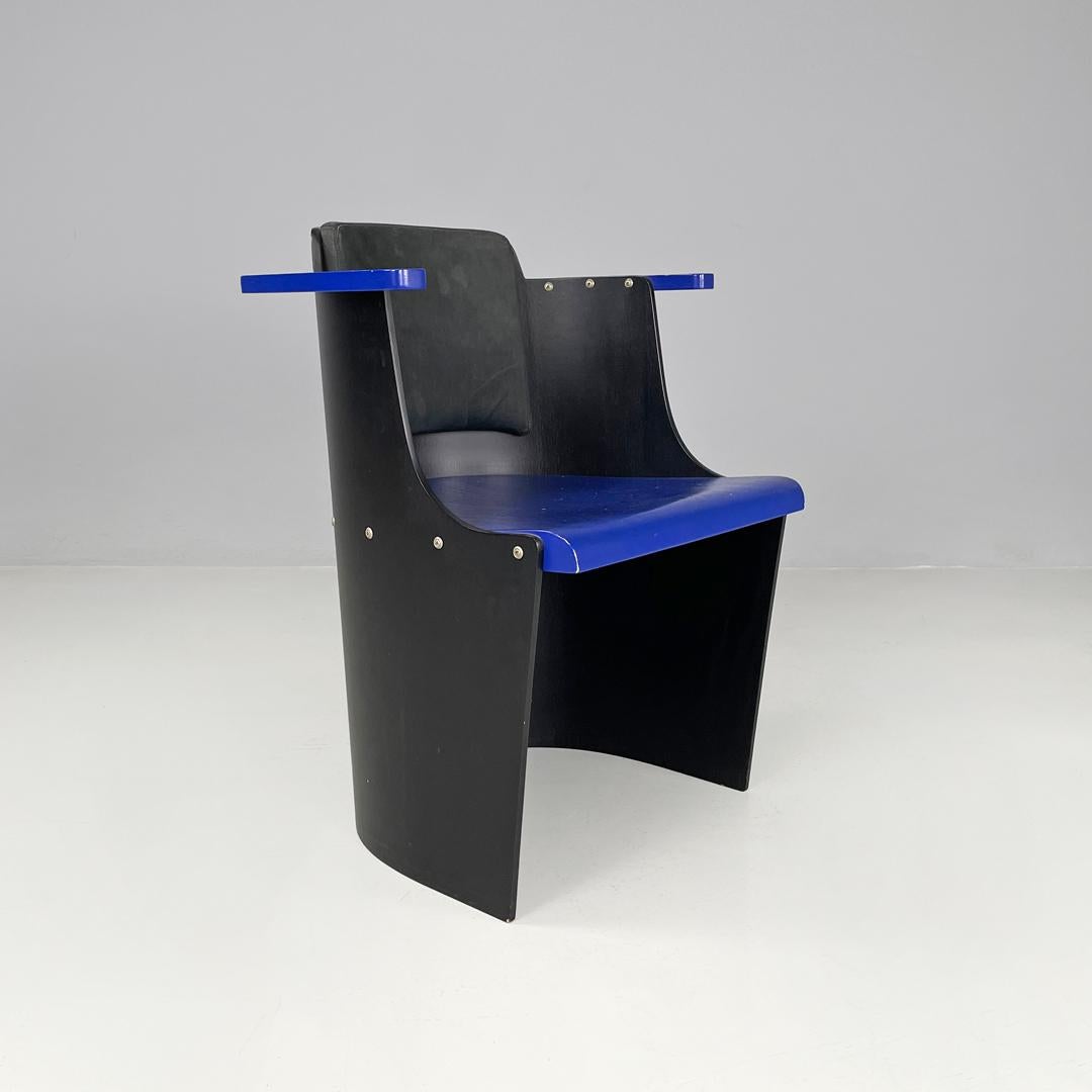 German modern blue and black wooden chairs D61 by El Lissitzky for Tecta, 1970s
Pair of chairs mod. D61 in electric blue and black lacquered wood. The backrests are in suede. The structure is curved in a semicircle and makes up the backrest and the