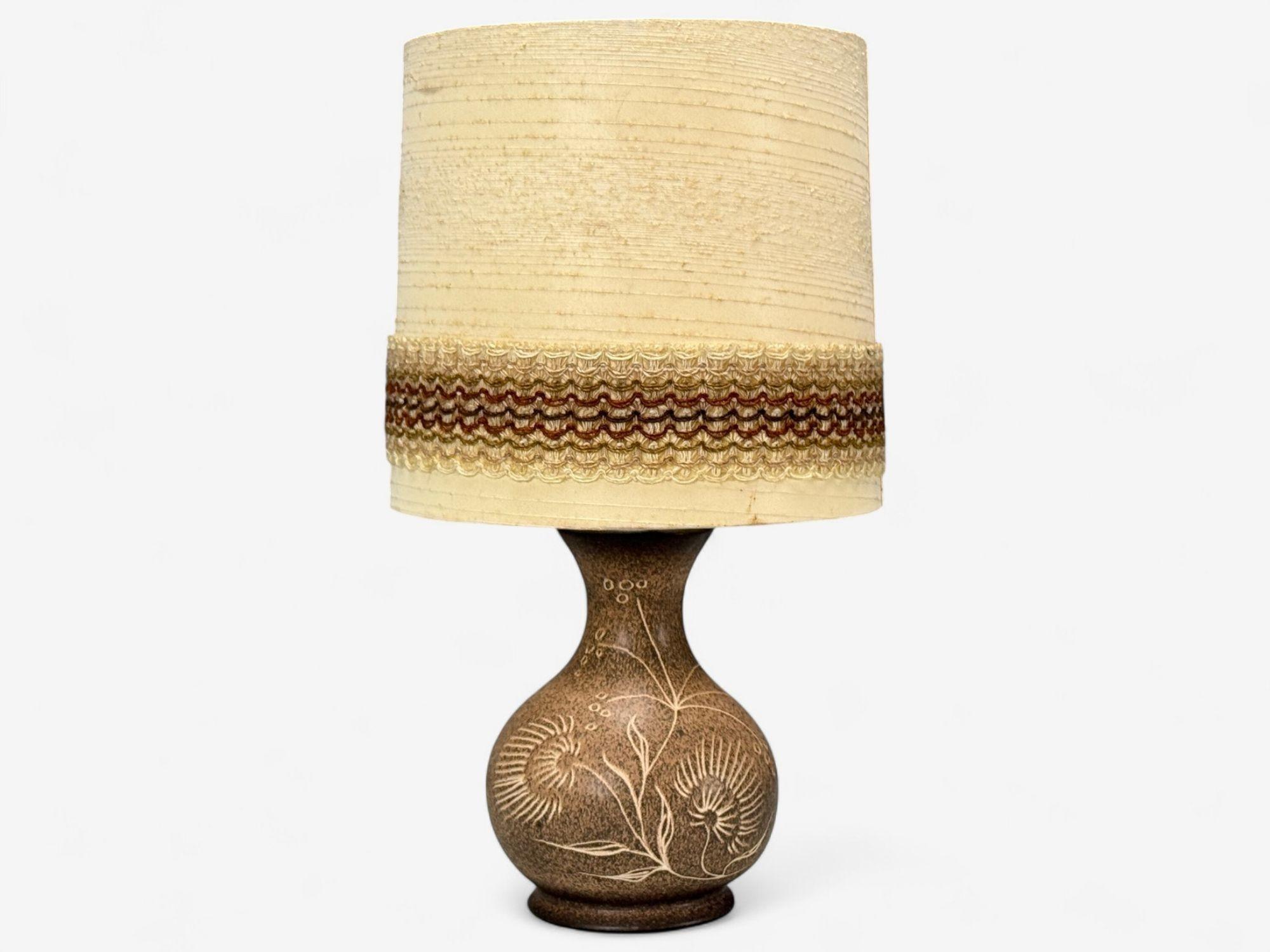 Lampe de table allemande moderne du milieu du siècle, en céramique brune, Allemagne, années 1970

Lampe de table unique en céramique à motif floral, conçue et produite en Allemagne dans la seconde moitié du XXe siècle. Cet exemplaire conserve son