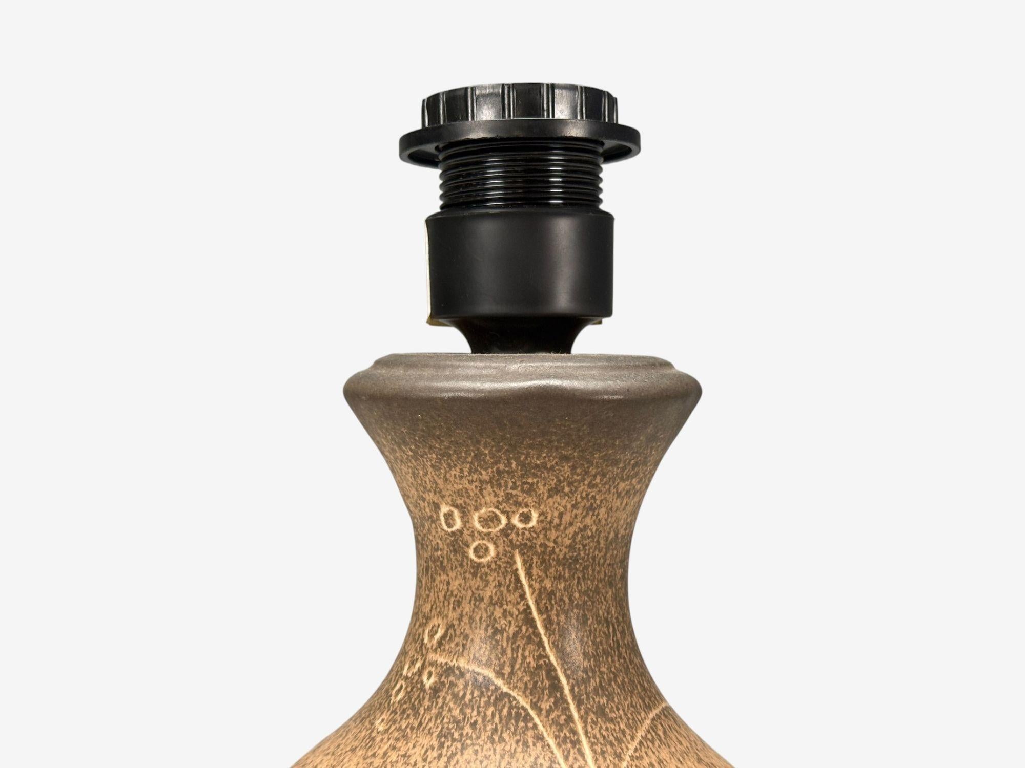 Lampe de table moderne allemande en céramique brune, Allemagne, années 1970 Bon état - En vente à Manhasset, NY