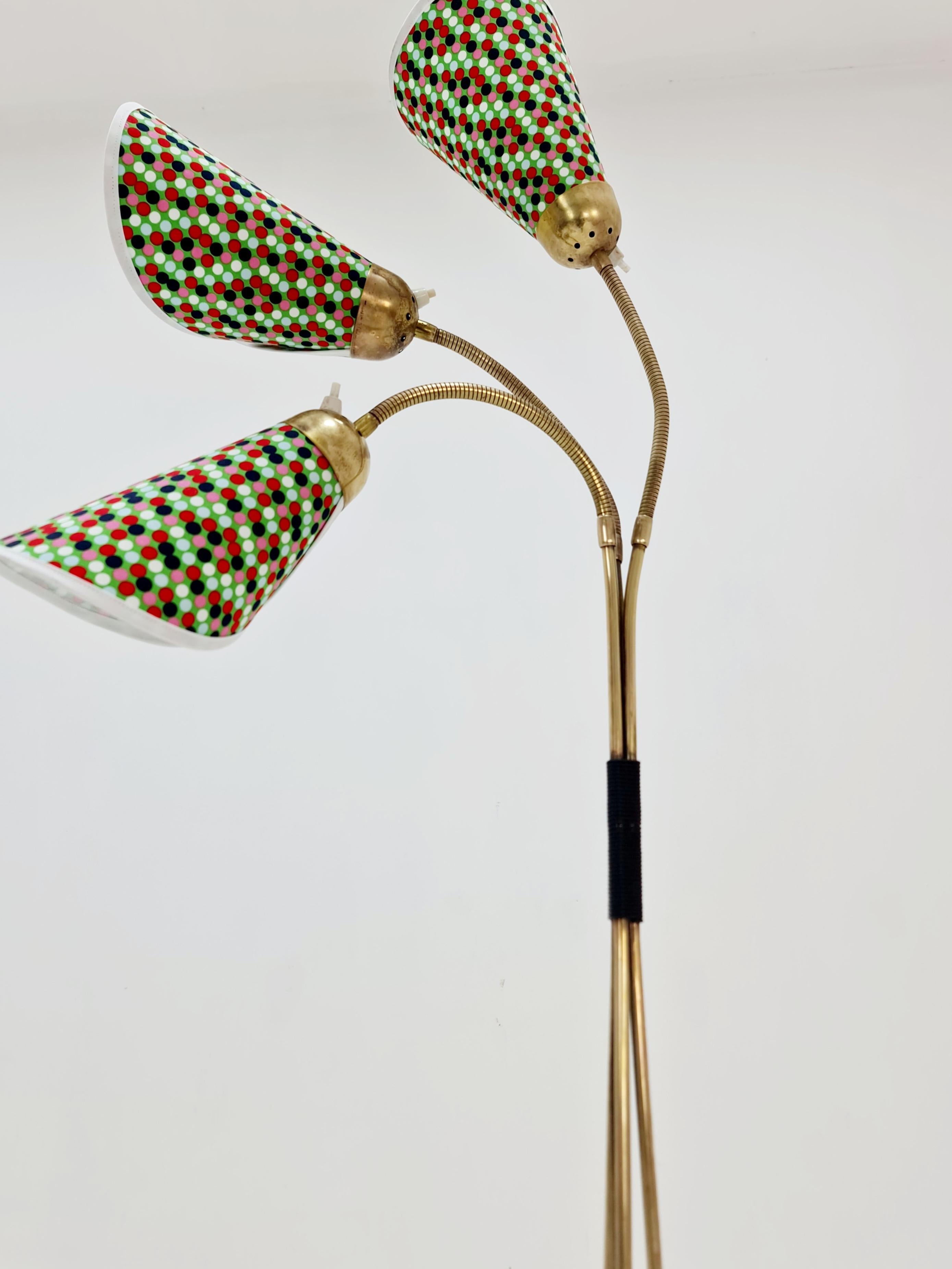 Deutsche Moderne Bunte drei biegsame Arme Messing Stehlampe, Tütenlampe, 1950er Jahre im Angebot 1