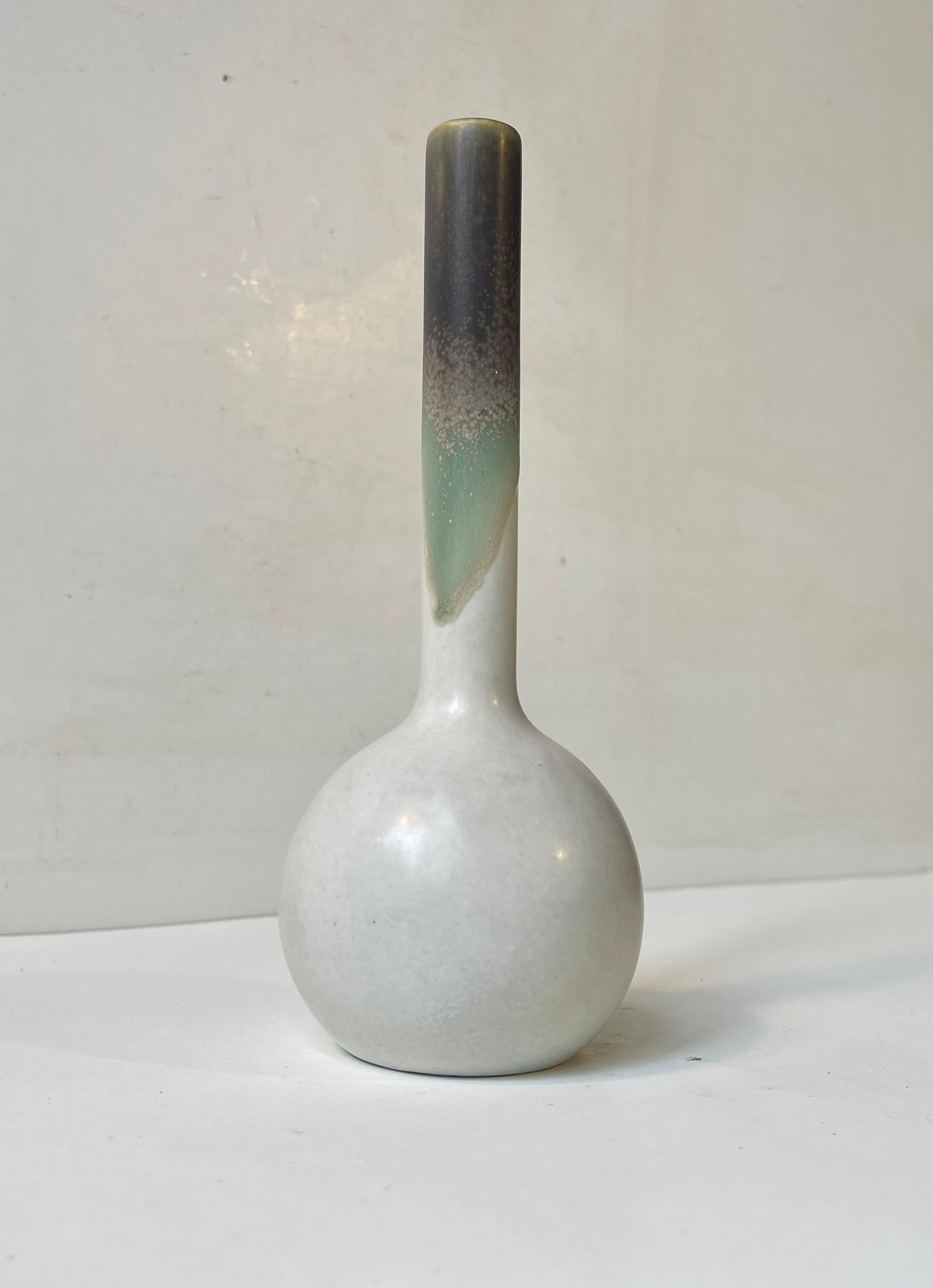 Vernissé Vase moderne allemand à long col en céramique émaillée de Peter Müller pour Sgrafo Atelje en vente