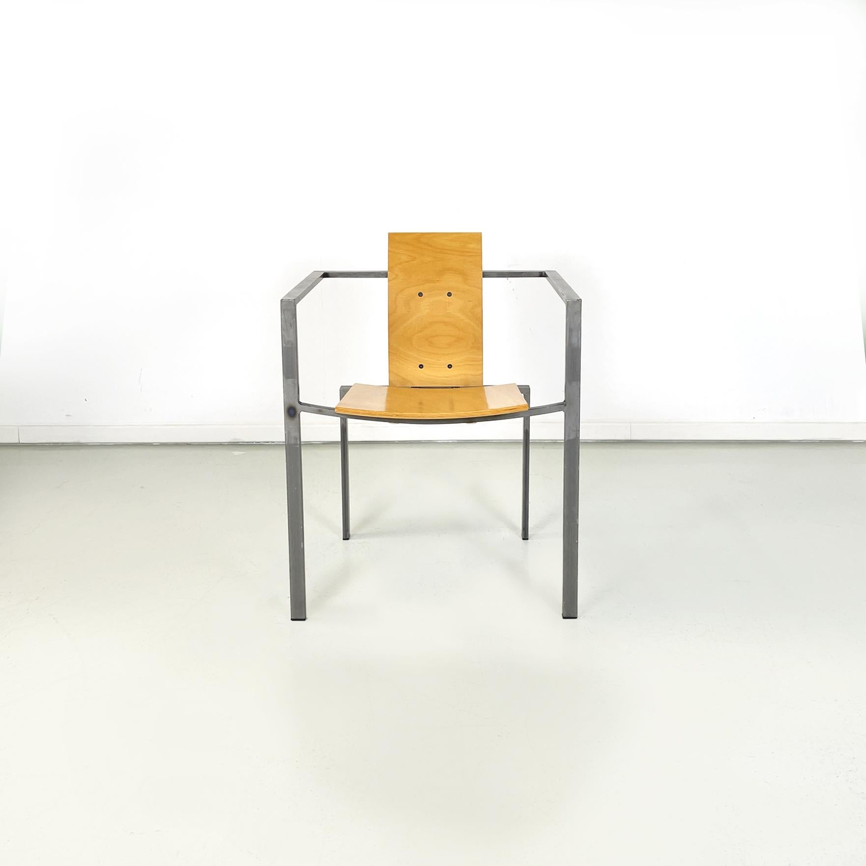 Chaise moderne allemande Squared en bois et métal par Karl-Friedrich Foster KKF, 1980
Chaise de salle à manger avec assise et dossier carrés en bois clair courbé. La structure à section carrée est en métal. Accoudoir présent.
Produit et conçu par
