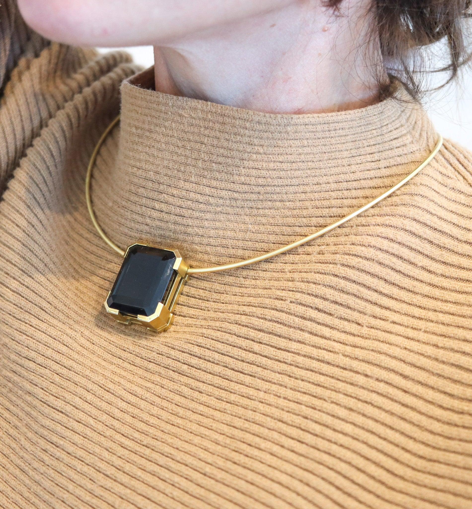 Collier ras de cou moderniste avec quartz massif.

Il s'agit d'un fabuleux collier en fil de fer créé en Allemagne avec des motifs modernistes du Bauhaus à la fin des années 1970. Cette pièce présente un magnifique design géométrique qui attire le