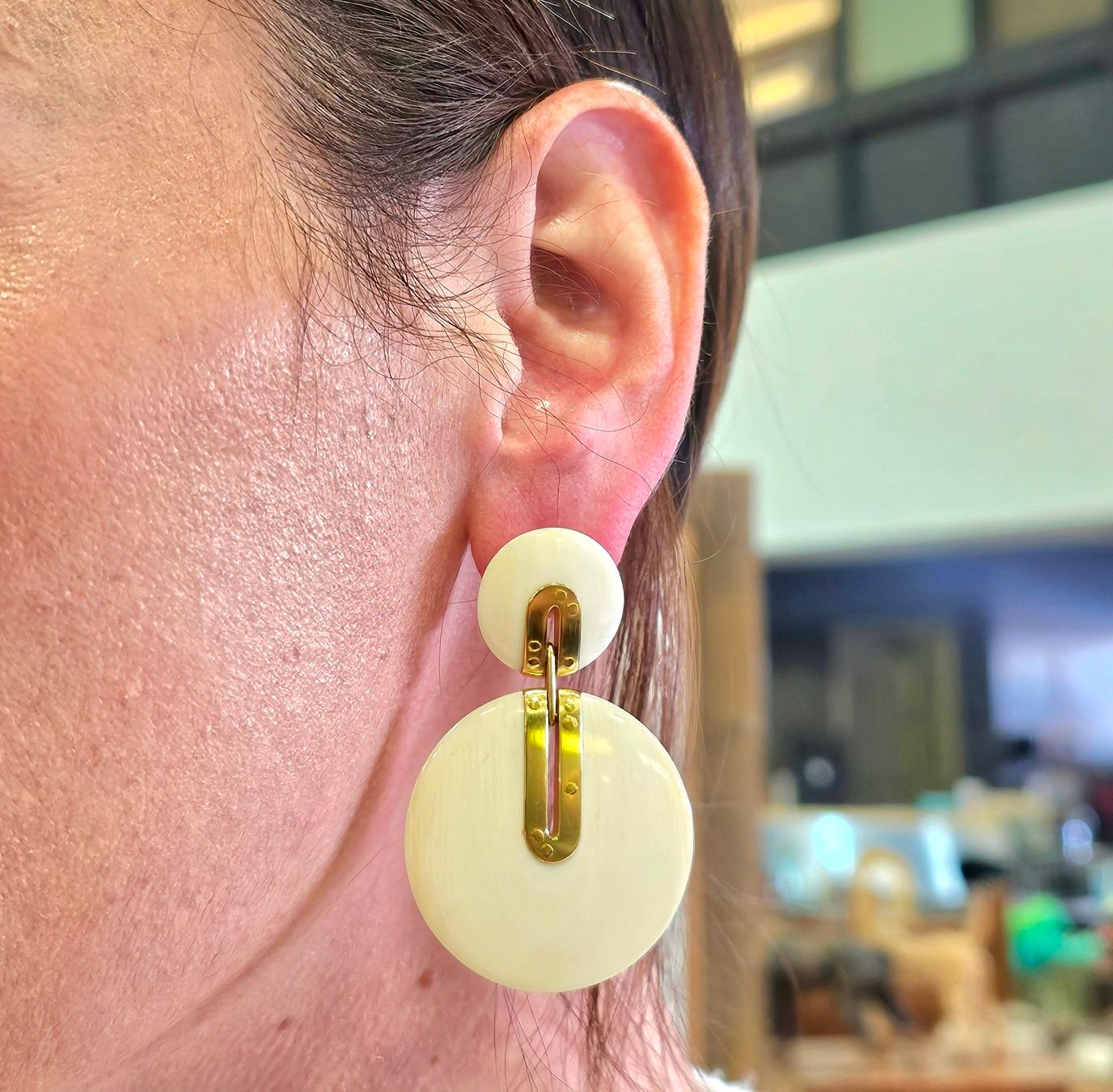 Boucles d'oreilles géométriques modernistes allemandes.

Cette paire de boucles d'oreilles pendantes peut être considérée comme l'exemple même du bijou moderniste, en raison de son design élégant et de sa simplicité. Ils ont été fabriqués en