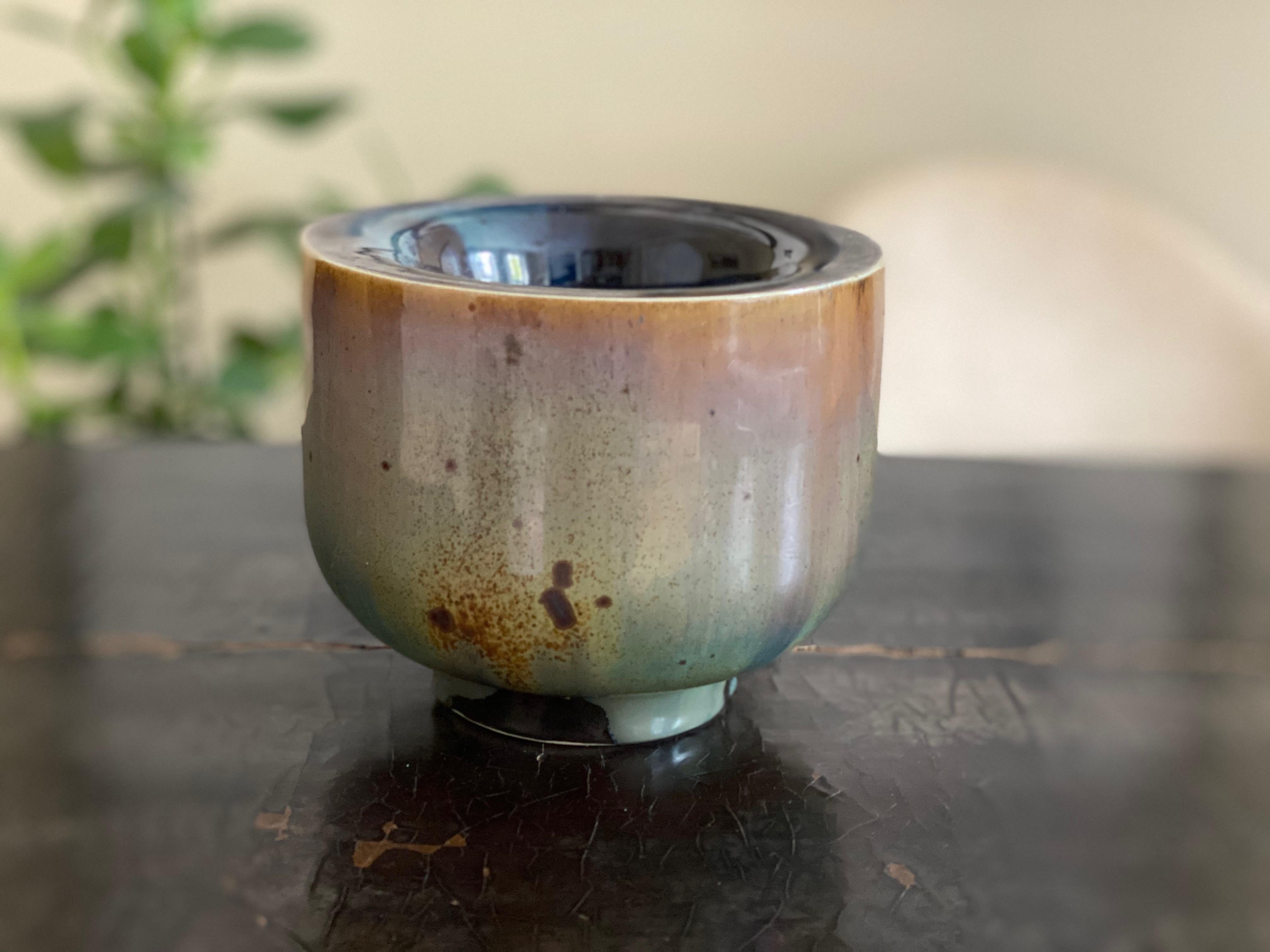 Questo bellissimo vaso smaltato multicolore è una delle ciotole tornite a pareti sottili con piede di Walther Zander. 

Walther Zander era un ceramista di Amburgo che lavorava insieme alla moglie, Karin Zander, nel loro studio. Entrambi hanno