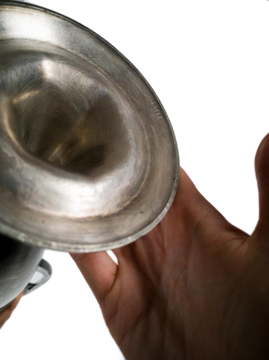 Tedesco Vaso ad anfora neoclassico tedesco in peltro e vetro, 1900 in vendita