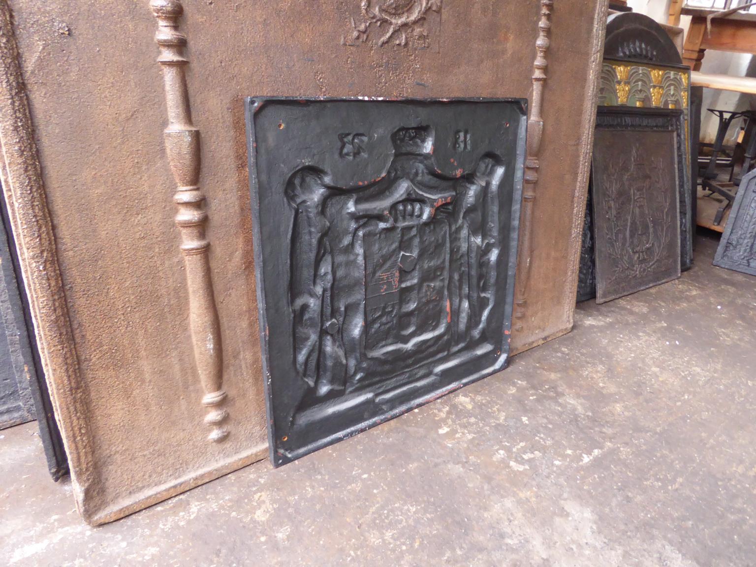 Plaque de cheminée / dosseret de style néoclassique allemand avec armoiries en vente 4