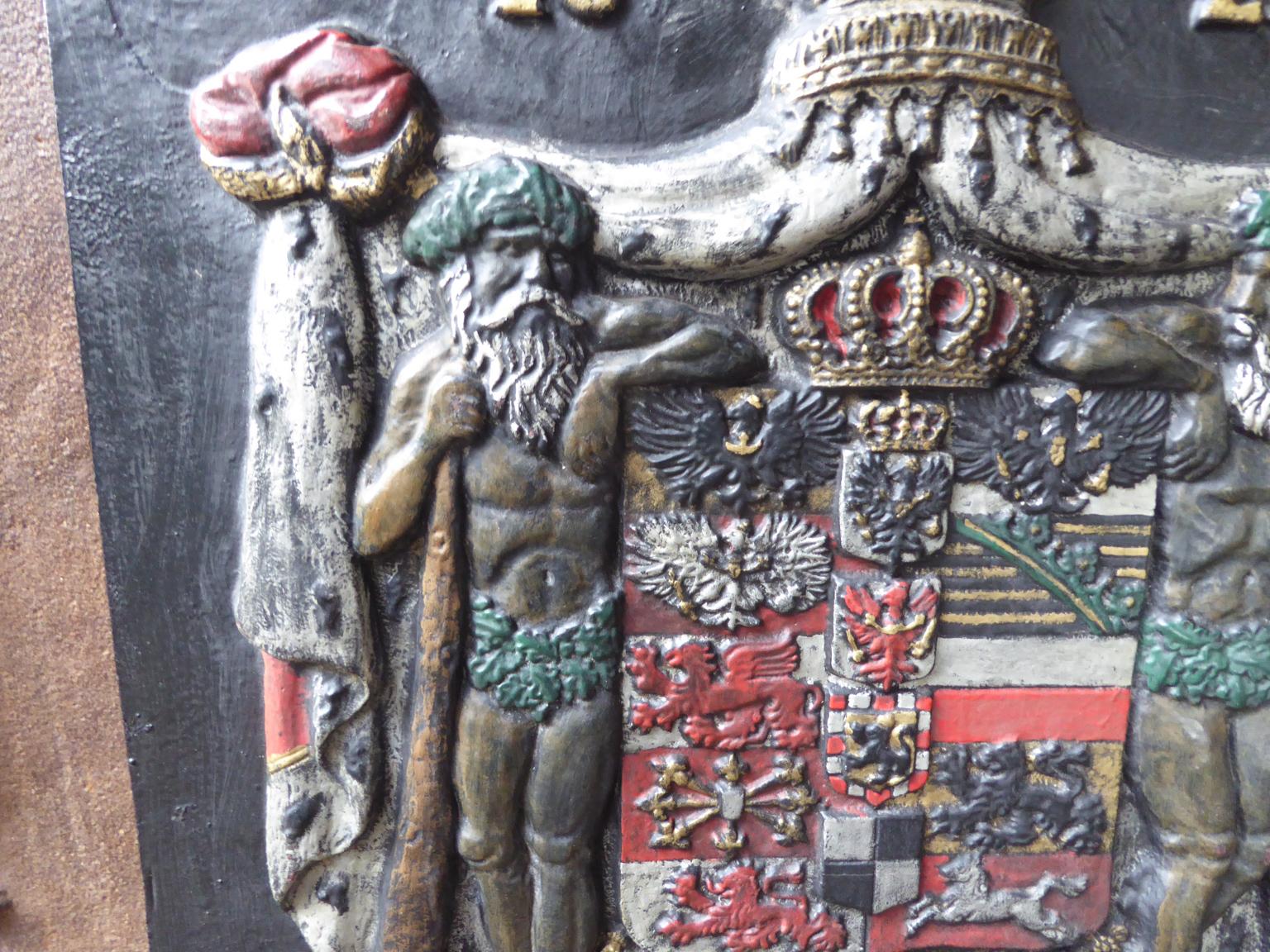 Plaque de cheminée / dosseret de style néoclassique allemand avec armoiries Bon état - En vente à Soest, NL
