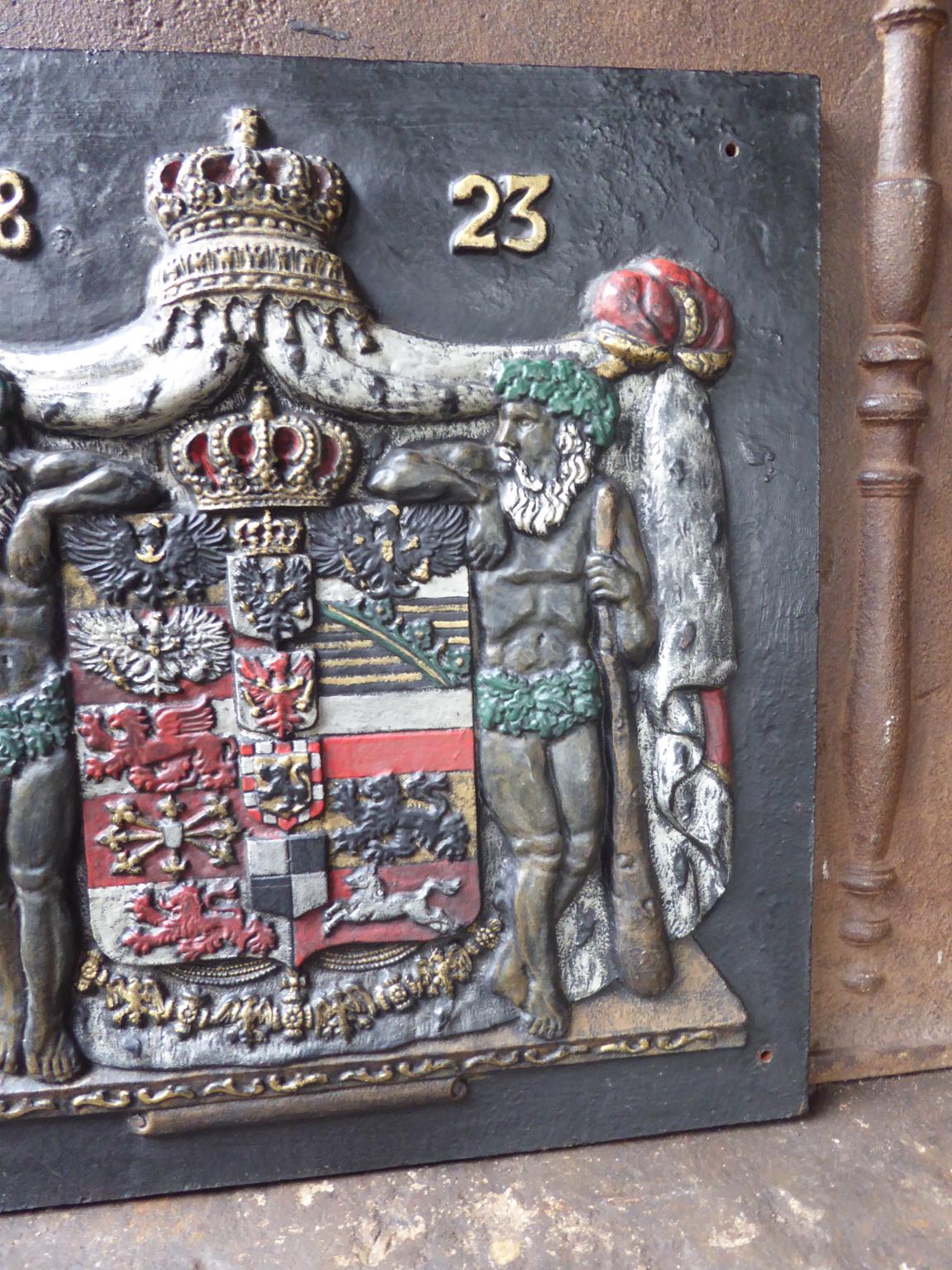 20ième siècle Plaque de cheminée / dosseret de style néoclassique allemand avec armoiries en vente