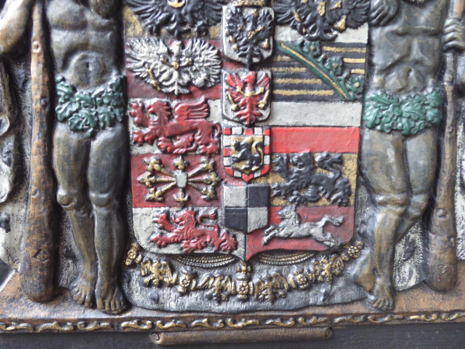 Fer Plaque de cheminée / dosseret de style néoclassique allemand avec armoiries en vente