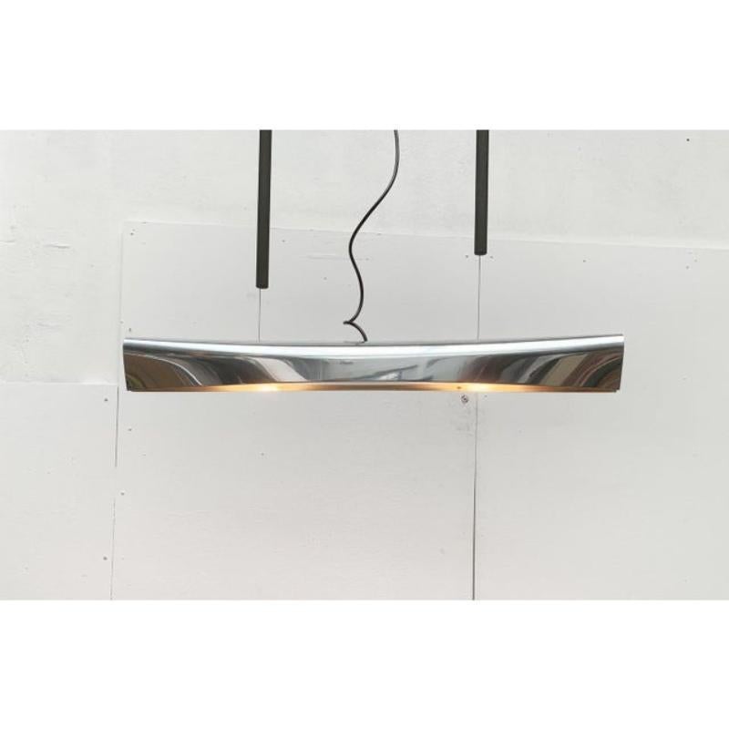 Elegante lampada a sospensione del produttore tedesco anta disegnata da jörg zeidler.

il corpo lampada allungato del nilo è formato da un foglio di alluminio piegato. Questo crea un corpo tubolare con il centro bulboso e le estremità aperte. Nella